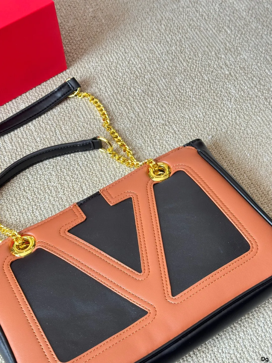 p290/p280 Wang Shiling's same Valentino Viva Superstar Valentino shoulder bag has a retro feel, is high-end yet elegant, and has a great atmosphere. It can be worn for commuting, leisure, and dating. The size is large 37 26cm and small 27 18cm.