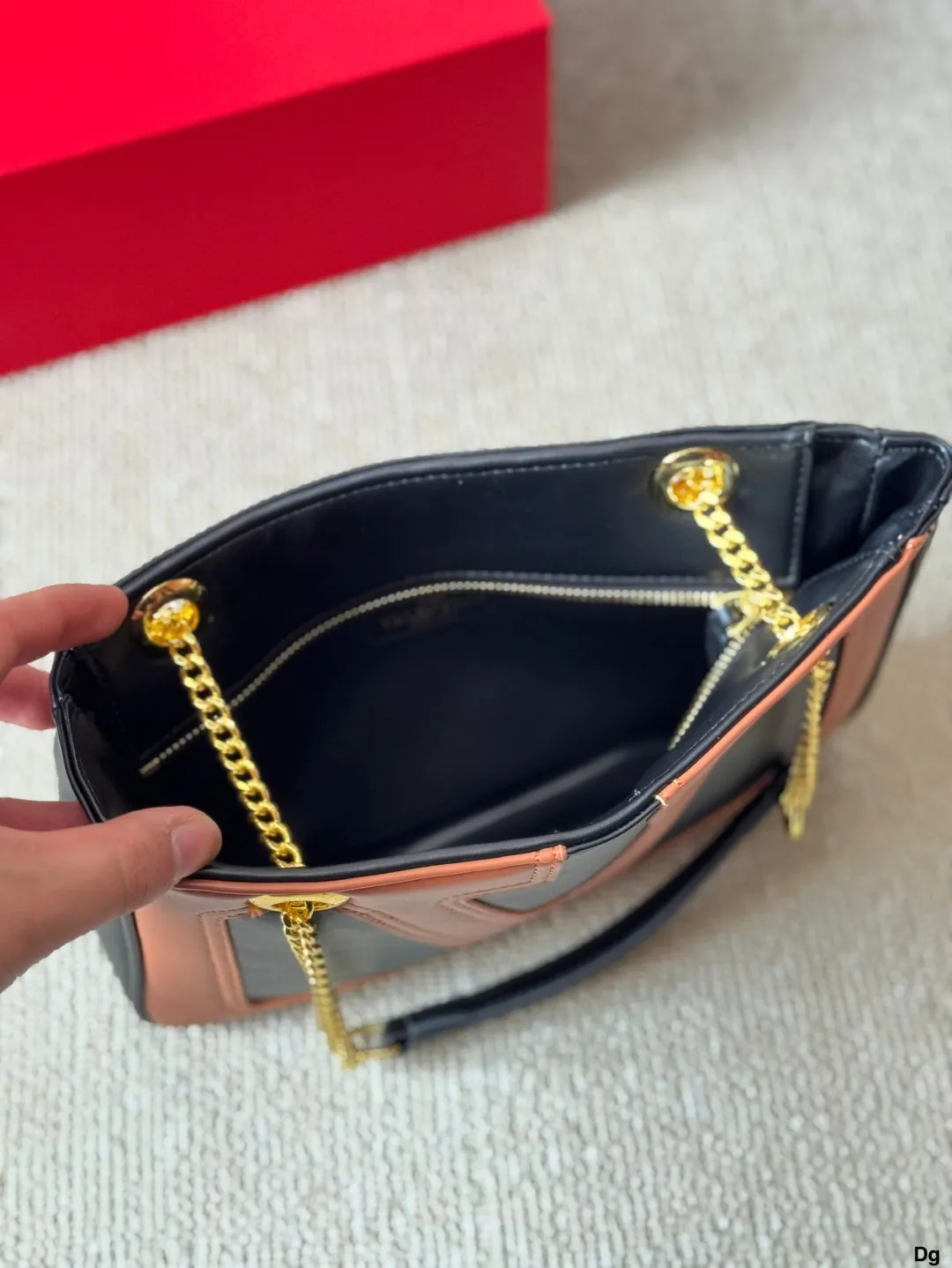 p290/p280 Wang Shiling's same Valentino Viva Superstar Valentino shoulder bag has a retro feel, is high-end yet elegant, and has a great atmosphere. It can be worn for commuting, leisure, and dating. The size is large 37 26cm and small 27 18cm.