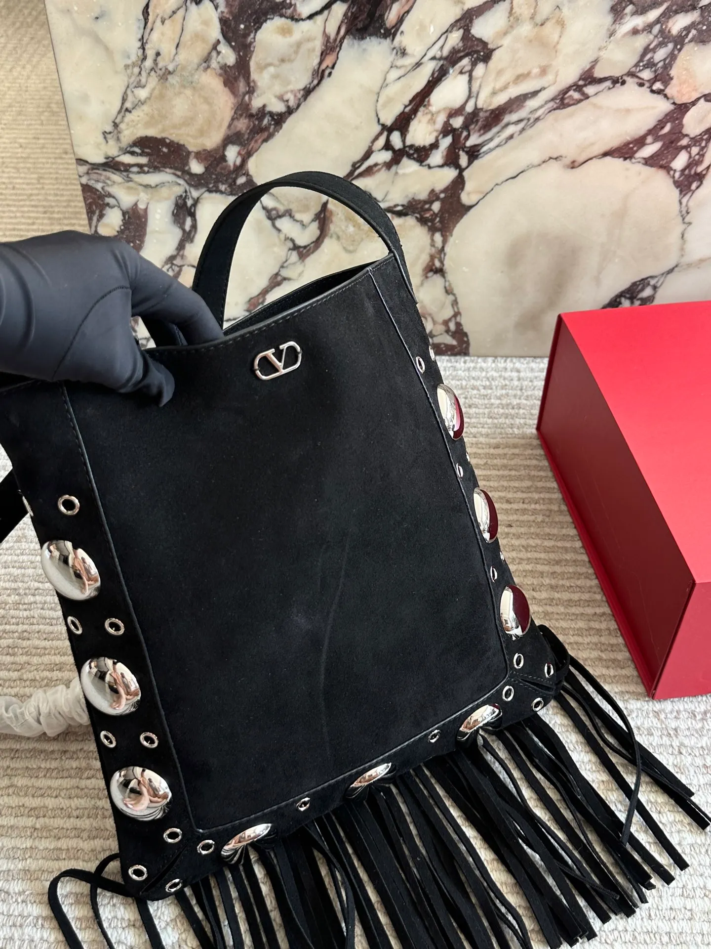 💰 480 in box size: 28 30cm Valentino new product! Who can resist this style? It’s totally okay to wear in spring, summer, autumn and winter~