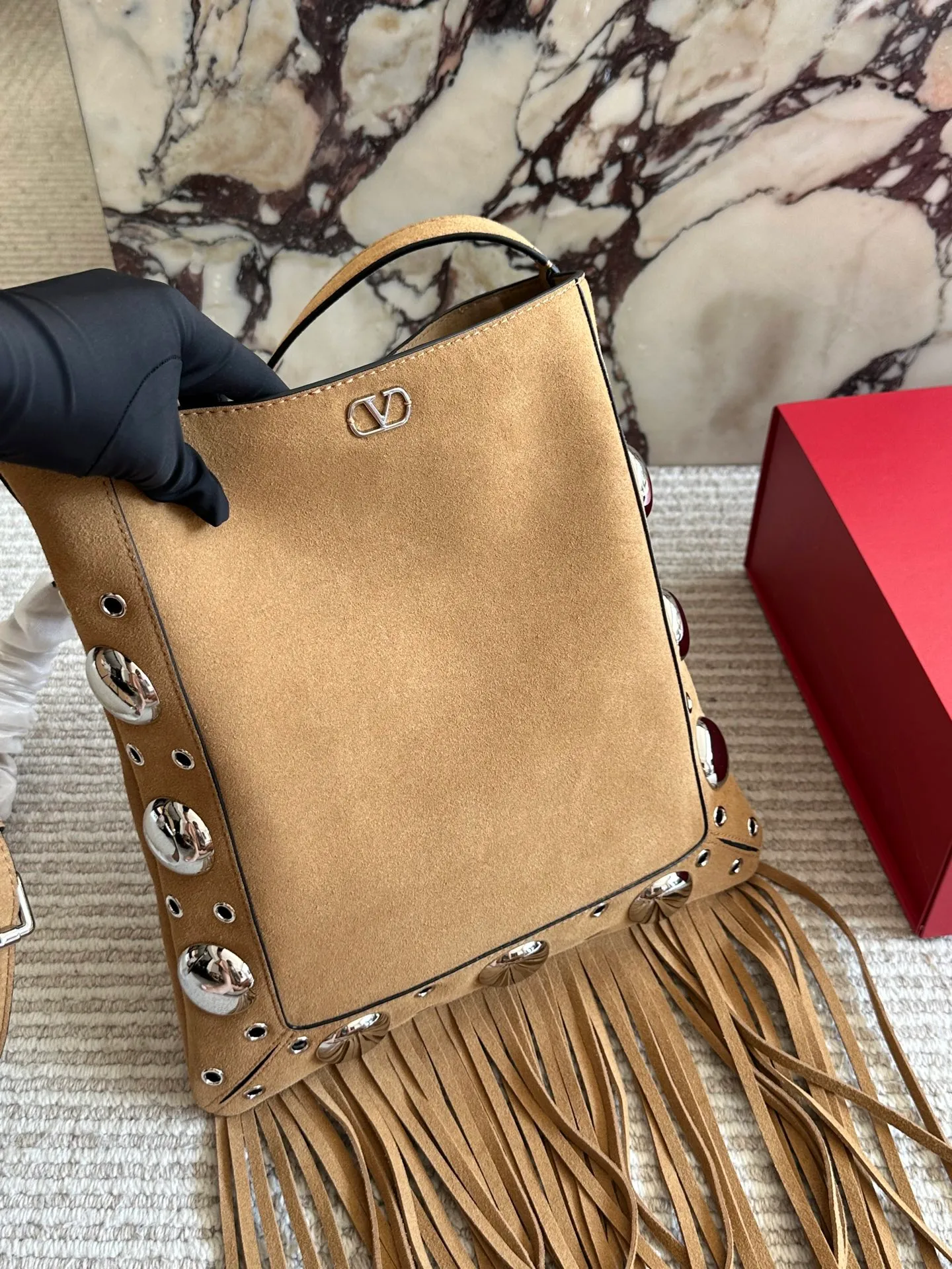 💰 480 in box size: 28 30cm Valentino new product! Who can resist this style? It’s totally okay to wear in spring, summer, autumn and winter~