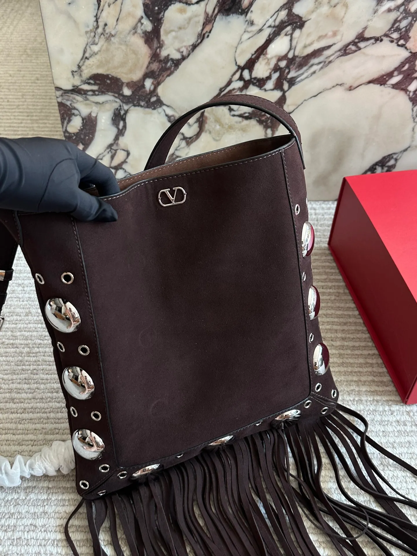 💰 480 in box size: 28 30cm Valentino new product! Who can resist this style? It’s totally okay to wear in spring, summer, autumn and winter~