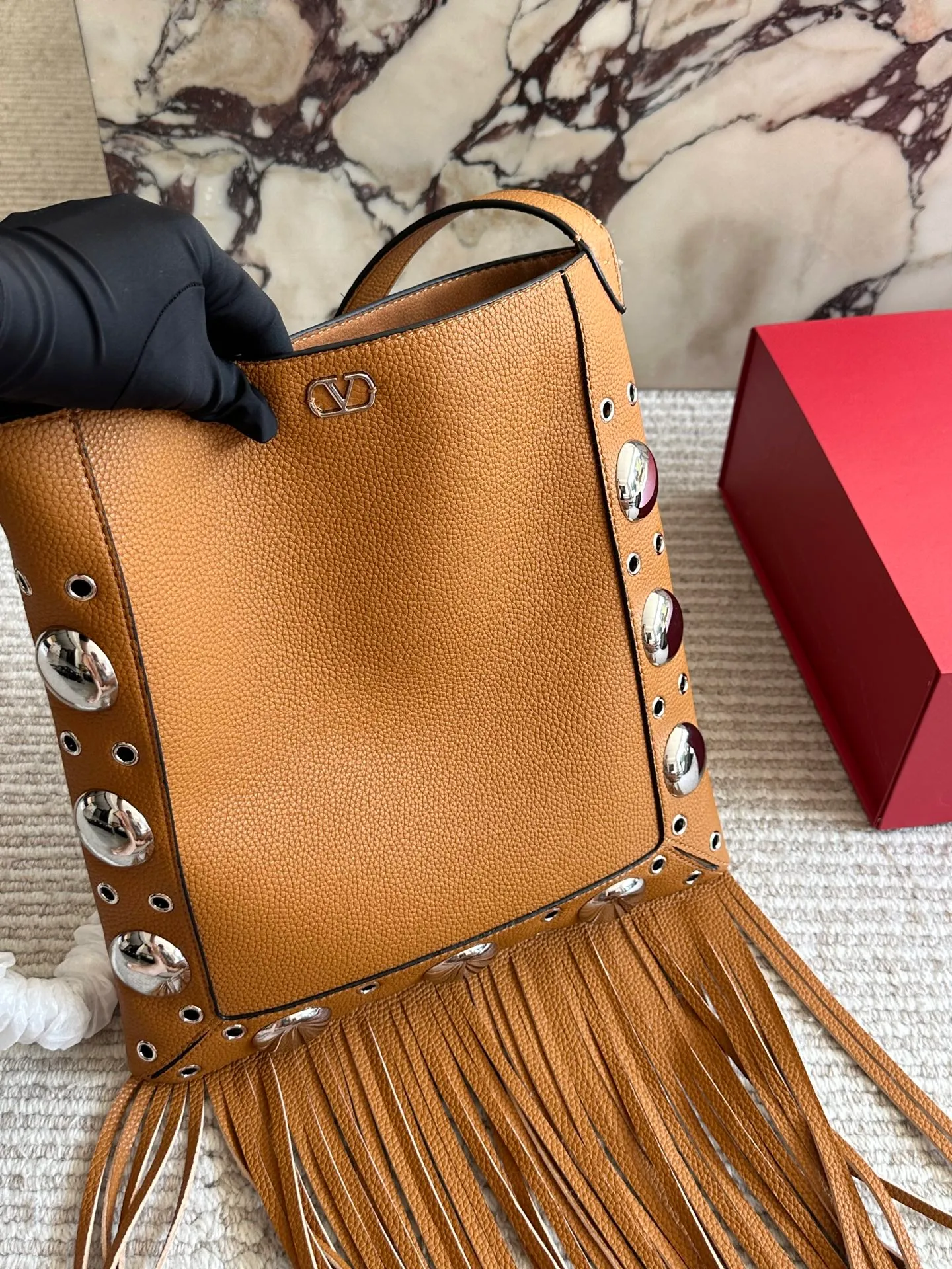 💰 480 in box size: 28 30cm Valentino new product! Who can resist this style? It’s totally okay to wear in spring, summer, autumn and winter~
