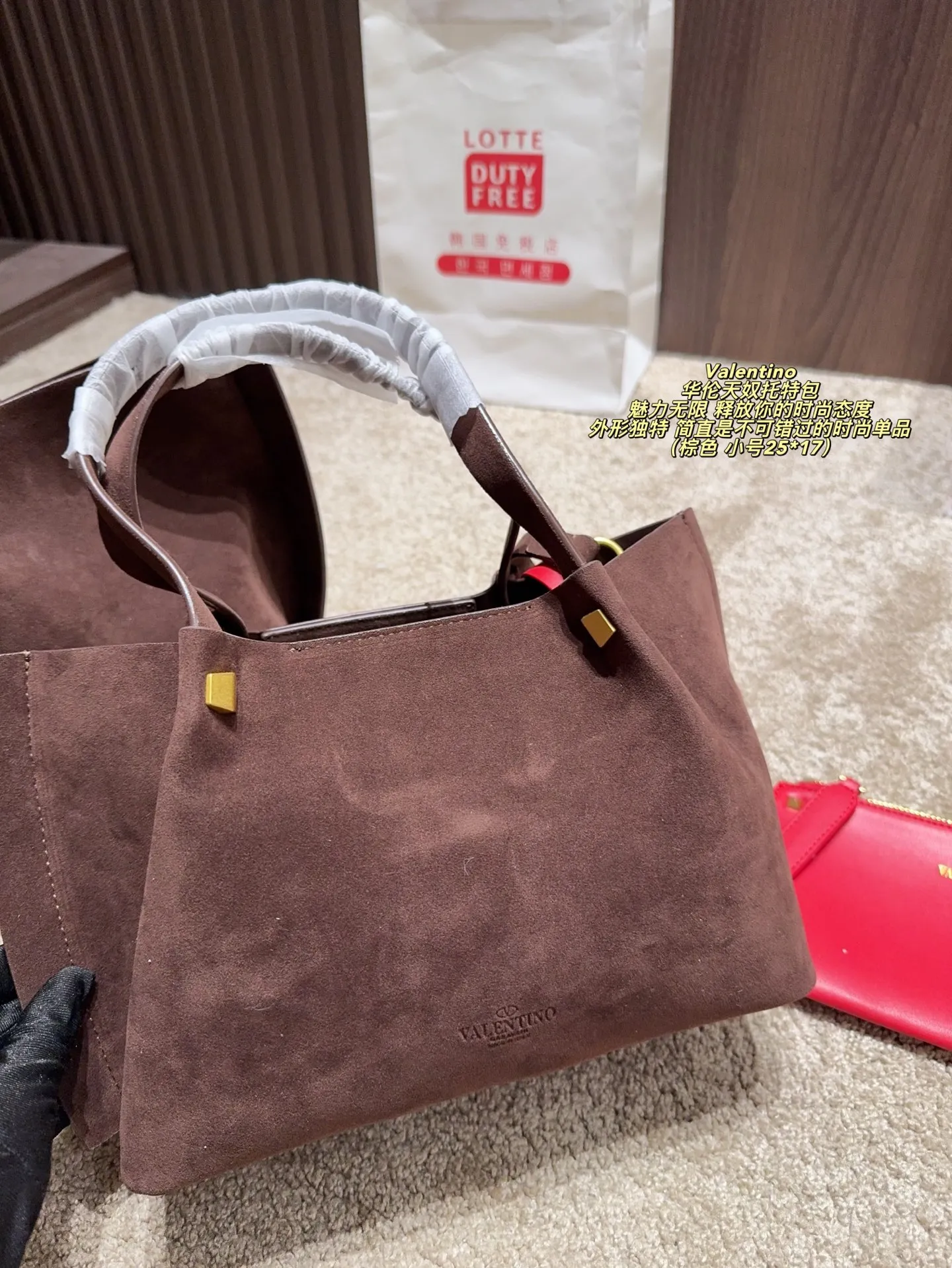 Large size p410⚠️Size 36*23 Small size P390⚠️Size 25*17 Valentino Tote bag has endless charm and unleashes your fashion attitude. It has a unique appearance and many cute colors to choose from. It is simply a fashion item not to be missed. It is different from the softness of canvas bags. It gives a free and easy feeling when carried on the body. It is super textured and is loved by fashionistas.