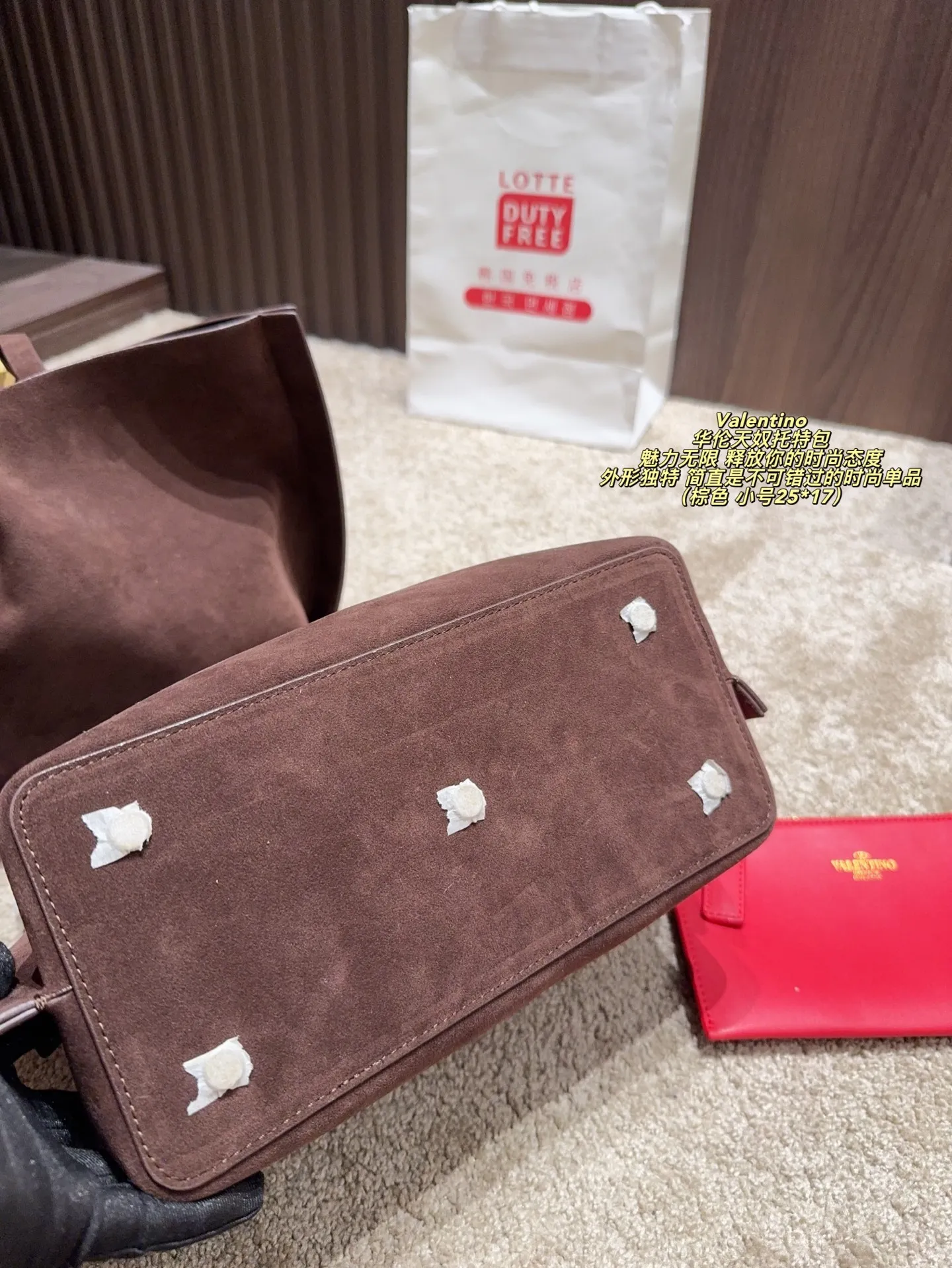 Large size p410⚠️Size 36*23 Small size P390⚠️Size 25*17 Valentino Tote bag has endless charm and unleashes your fashion attitude. It has a unique appearance and many cute colors to choose from. It is simply a fashion item not to be missed. It is different from the softness of canvas bags. It gives a free and easy feeling when carried on the body. It is super textured and is loved by fashionistas.