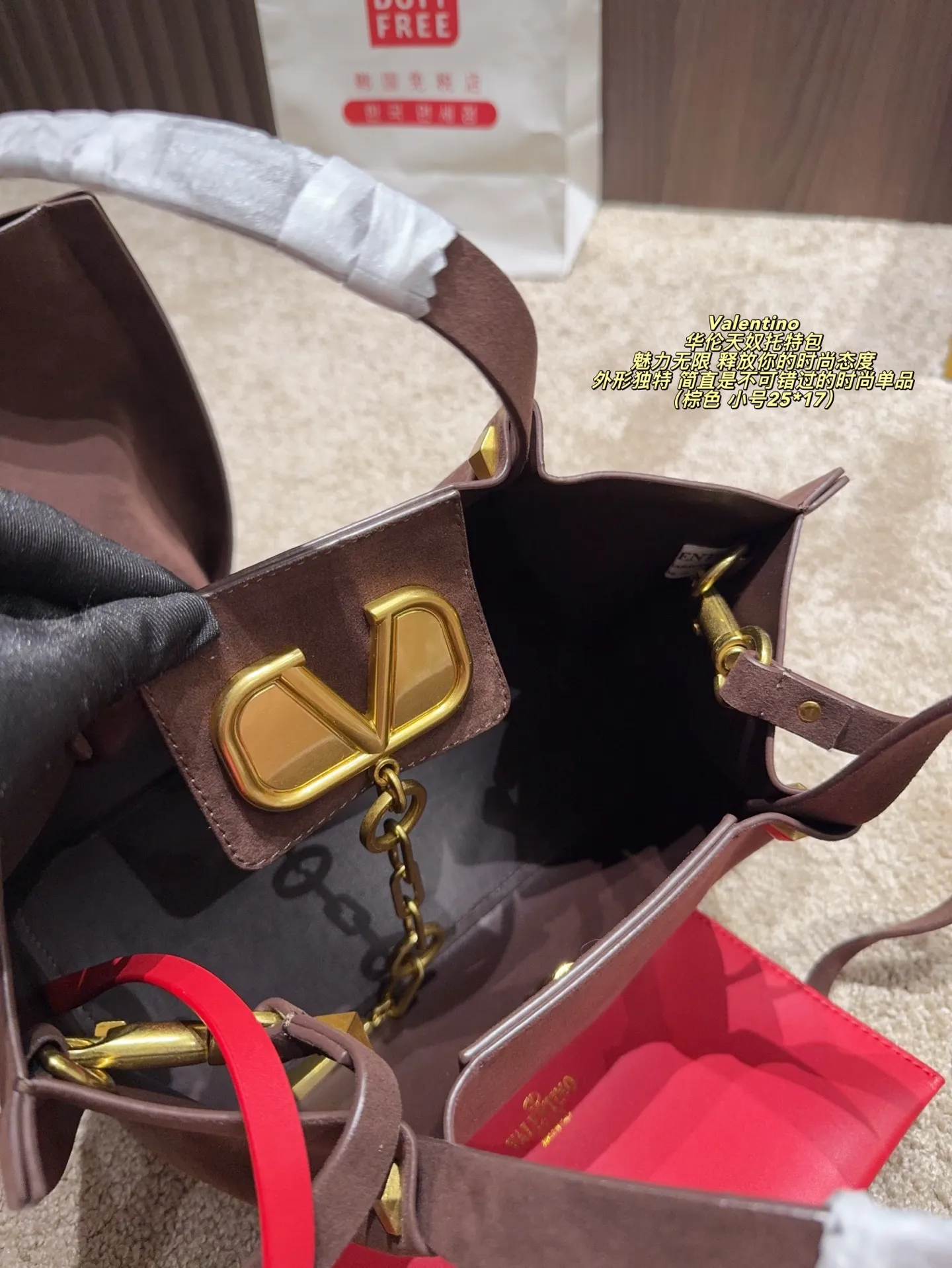 Large size p410⚠️Size 36*23 Small size P390⚠️Size 25*17 Valentino Tote bag has endless charm and unleashes your fashion attitude. It has a unique appearance and many cute colors to choose from. It is simply a fashion item not to be missed. It is different from the softness of canvas bags. It gives a free and easy feeling when carried on the body. It is super textured and is loved by fashionistas.