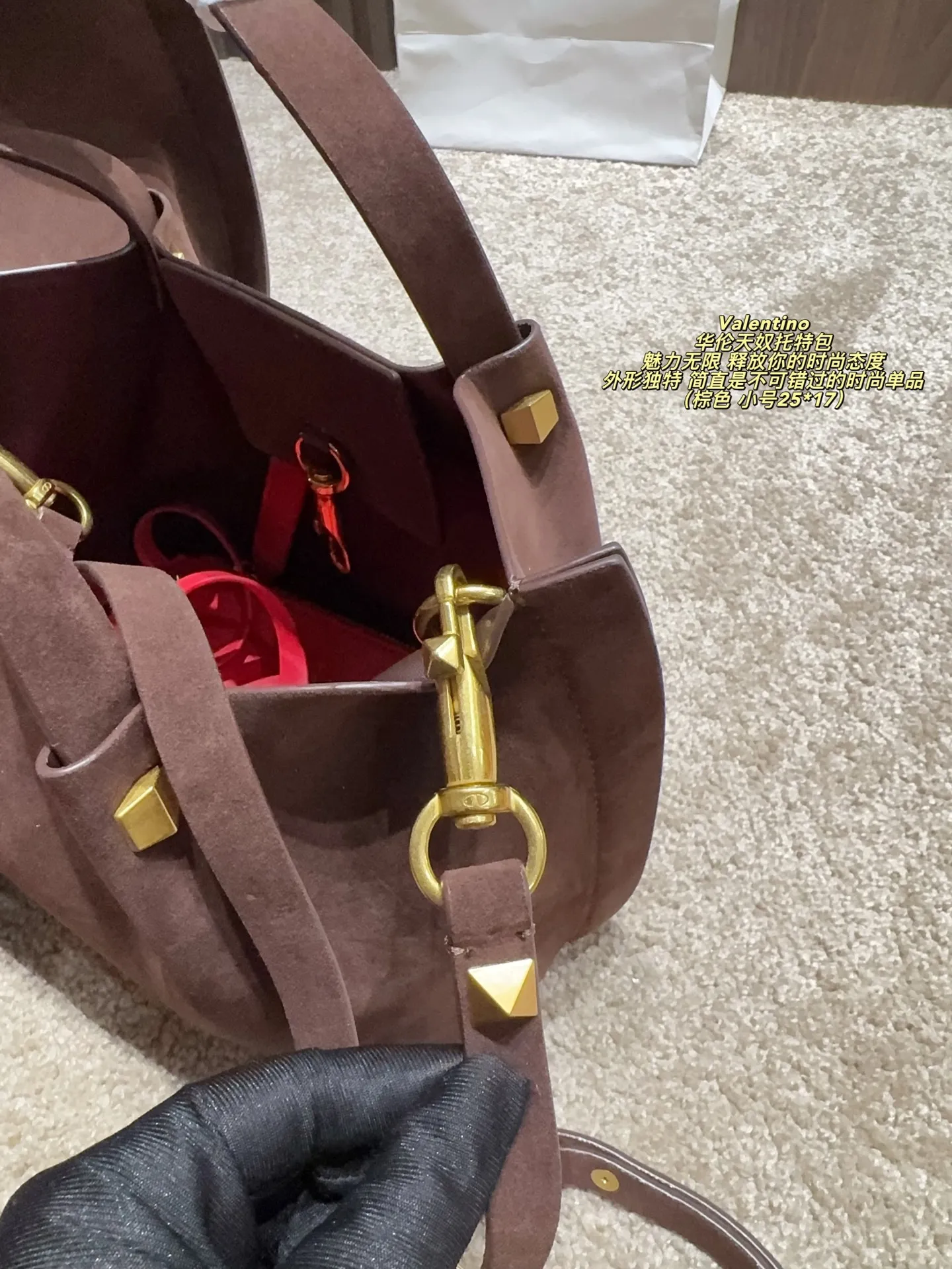 Large size p410⚠️Size 36*23 Small size P390⚠️Size 25*17 Valentino Tote bag has endless charm and unleashes your fashion attitude. It has a unique appearance and many cute colors to choose from. It is simply a fashion item not to be missed. It is different from the softness of canvas bags. It gives a free and easy feeling when carried on the body. It is super textured and is loved by fashionistas.