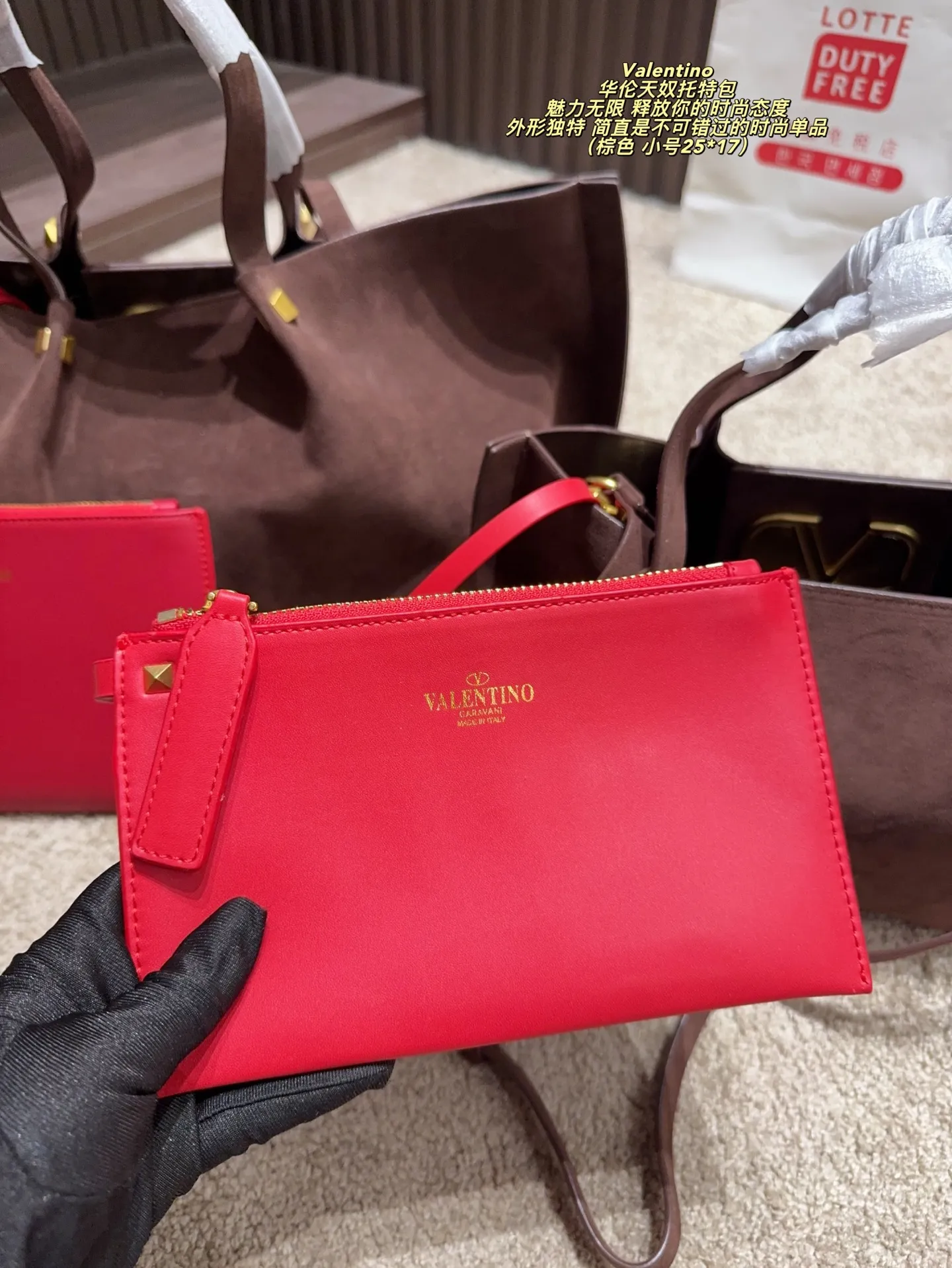 Large size p410⚠️Size 36*23 Small size P390⚠️Size 25*17 Valentino Tote bag has endless charm and unleashes your fashion attitude. It has a unique appearance and many cute colors to choose from. It is simply a fashion item not to be missed. It is different from the softness of canvas bags. It gives a free and easy feeling when carried on the body. It is super textured and is loved by fashionistas.