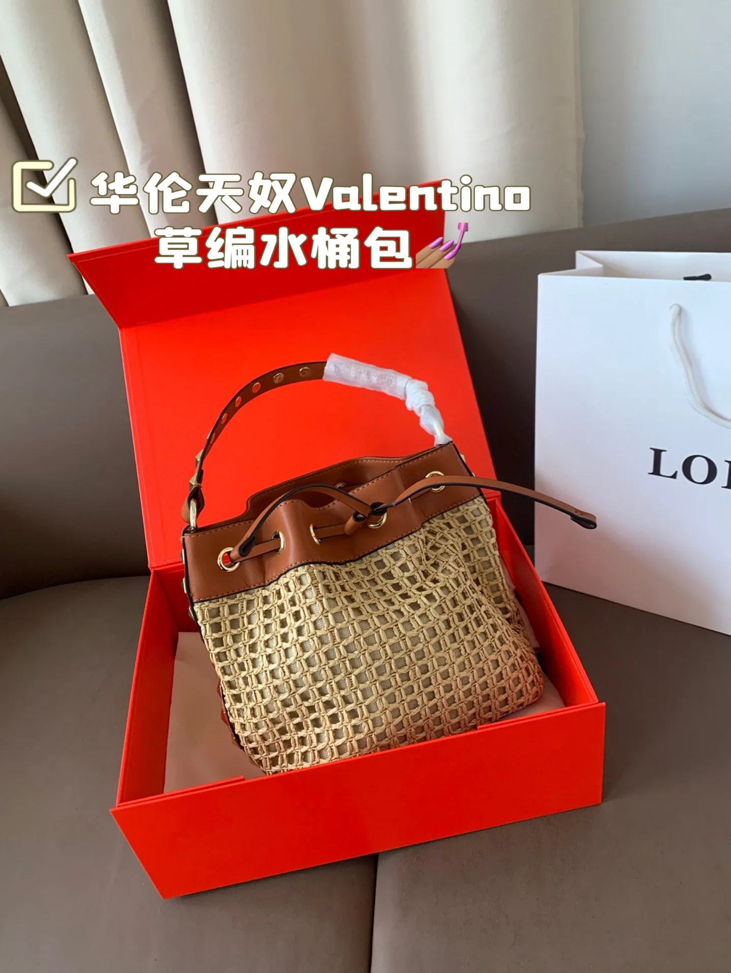 P330 Folding Box Valentino Straw Bucket Bag, especially the little bucket, cute yet cool, cool yet spicy, suitable for daily life and vacation, Italian famous leather, full copper hardware, full of texture, it really touched my little heart, size 18*20