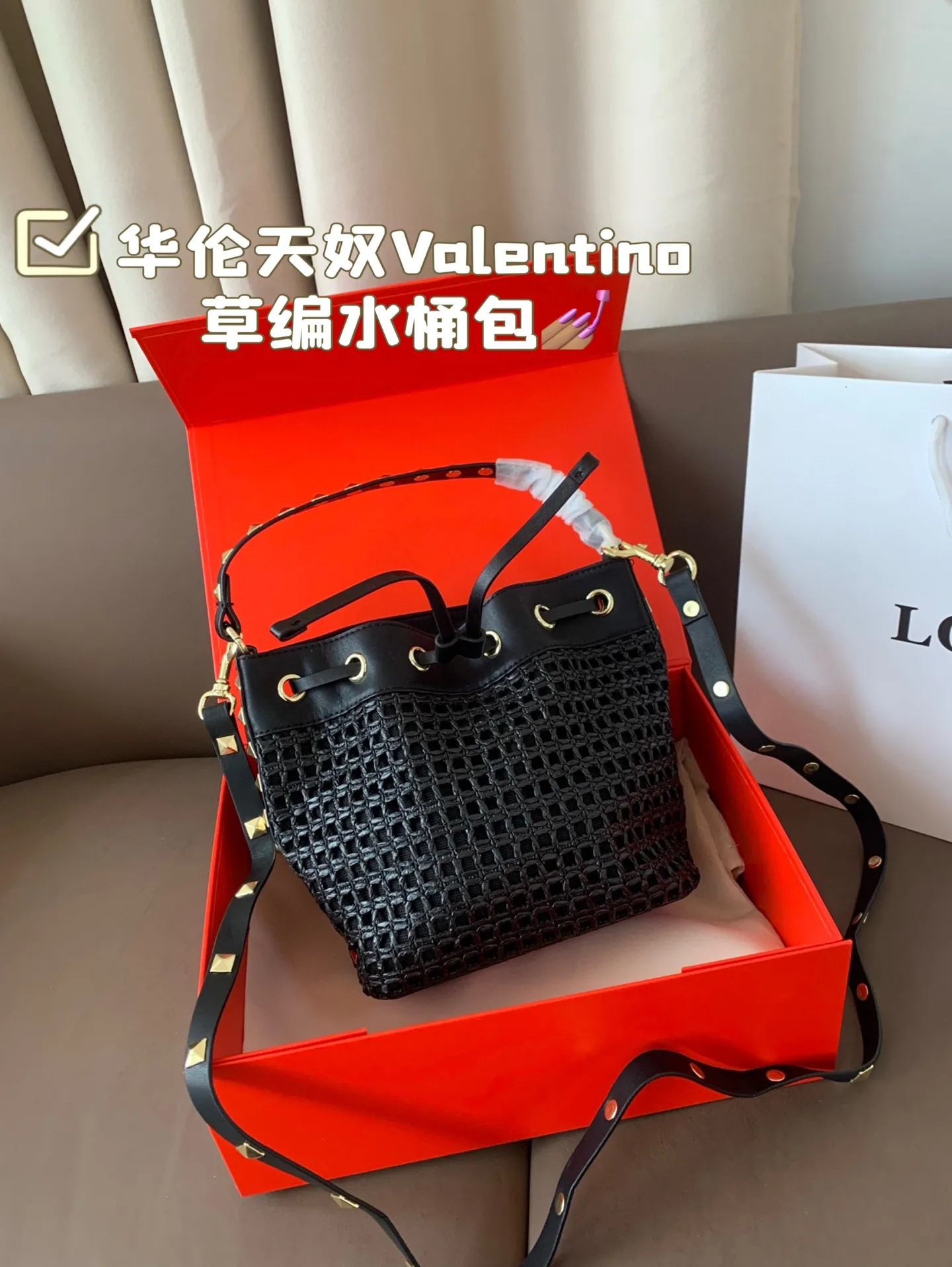P330 Folding Box Valentino Straw Bucket Bag, especially the little bucket, cute yet cool, cool yet spicy, suitable for daily life and vacation, Italian famous leather, full copper hardware, full of texture, it really touched my little heart, size 18*20