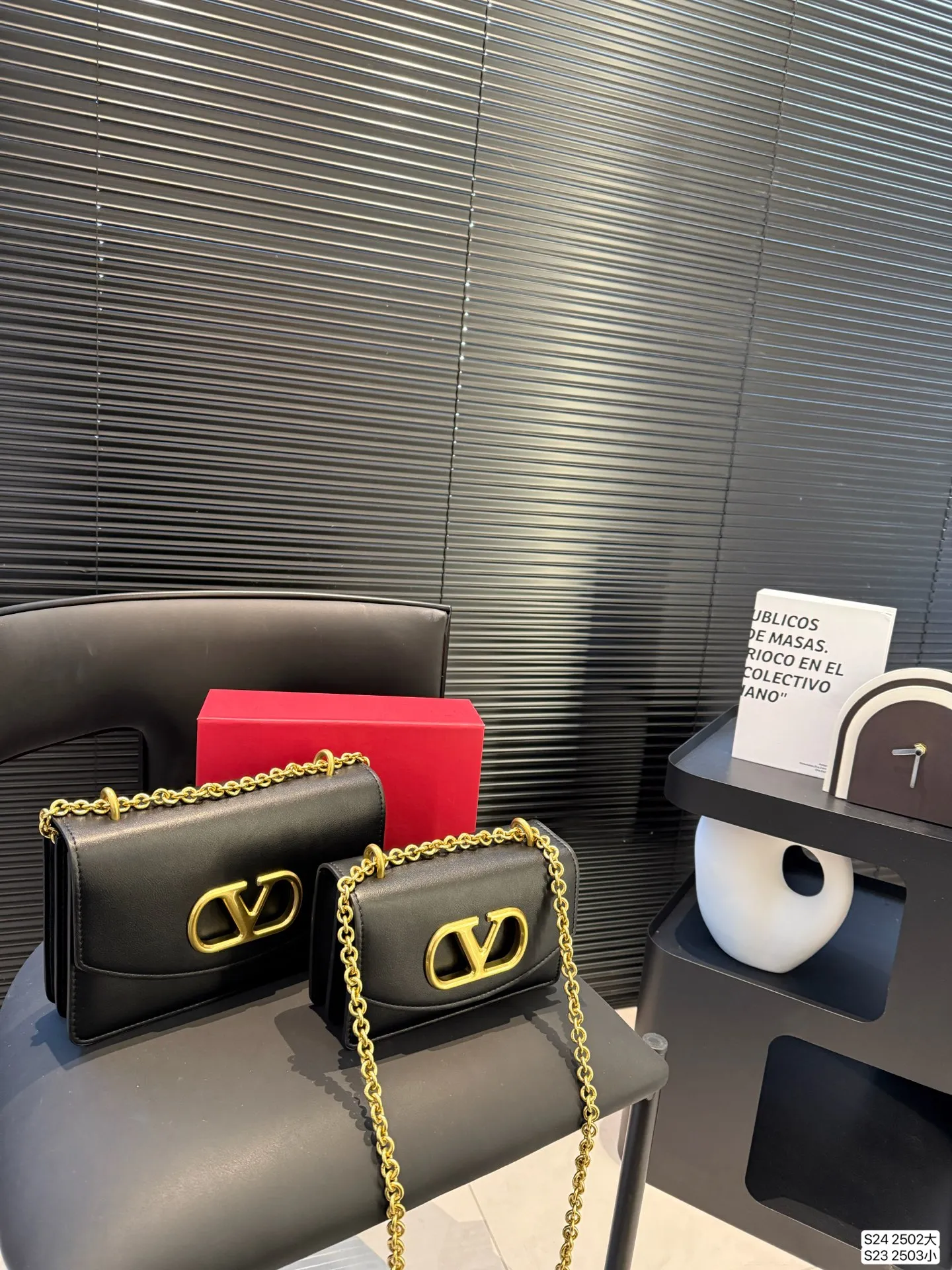 Large size P340 Small size P330 with folding box Valentino chain bag Valentino SS25 Vain series chain bag creates simple retro style smooth cow leather touch advanced metal suction buckle opening and closing method It feels like a jewelry box #Valentinovalentino # retro # Size: Large 24 15 Small 19 12 Item No. Large 2502 Small 2503