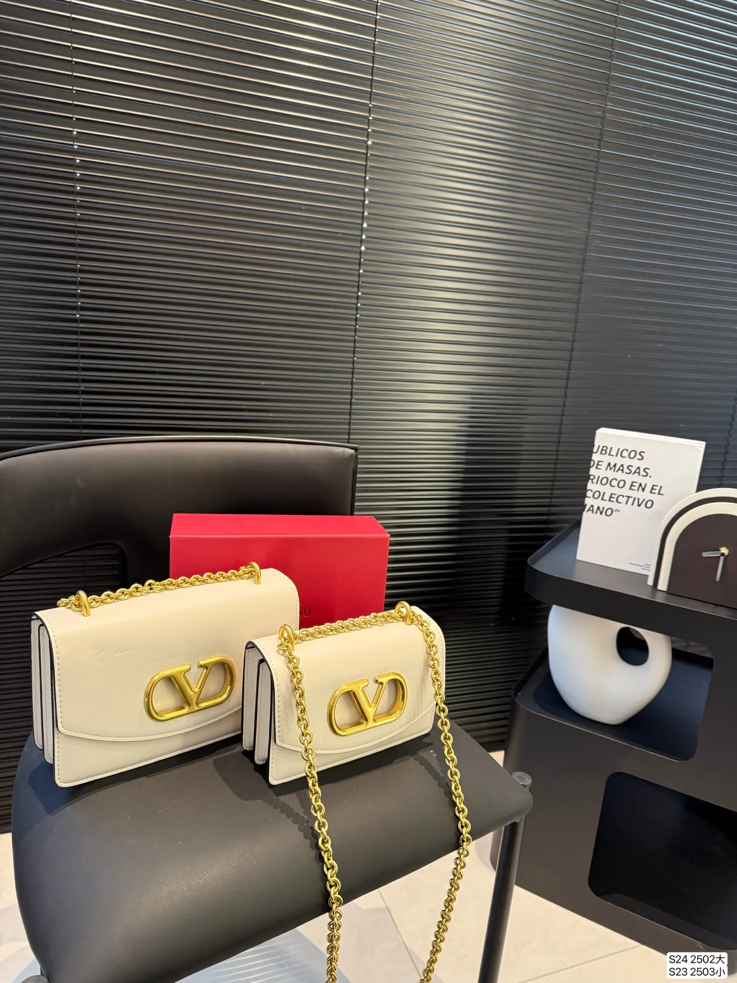 Large size P340 Small size P330 with folding box Valentino chain bag Valentino SS25 Vain series chain bag creates simple retro style smooth cow leather touch advanced metal suction buckle opening and closing method It feels like a jewelry box #Valentinovalentino # retro # Size: Large 24 15 Small 19 12 Item No. Large 2502 Small 2503