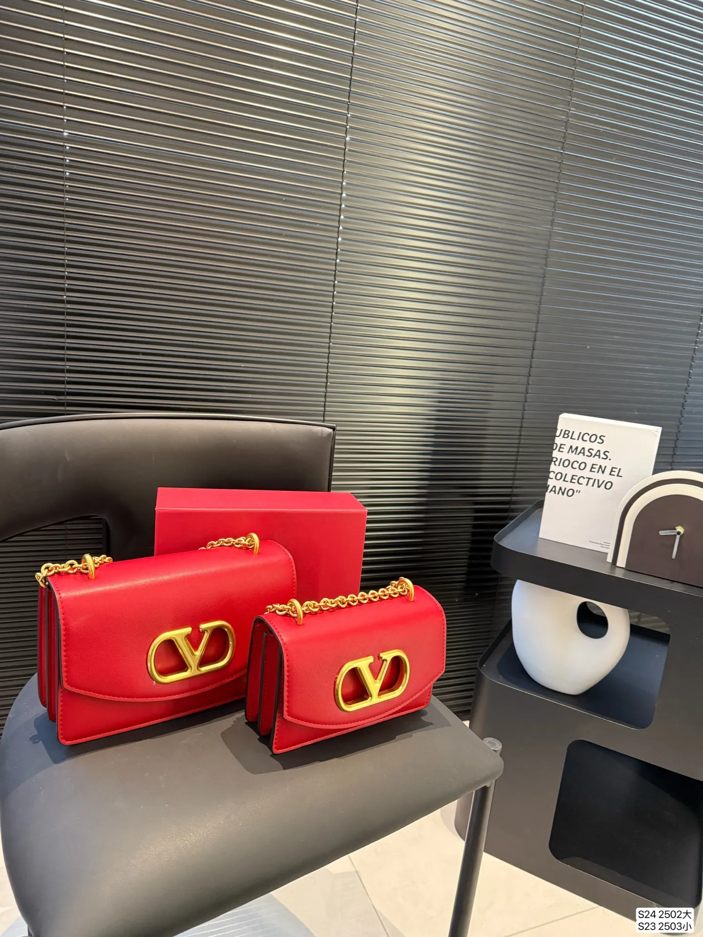 Large size P340 Small size P330 with folding box Valentino chain bag Valentino SS25 Vain series chain bag creates simple retro style smooth cow leather touch advanced metal suction buckle opening and closing method It feels like a jewelry box #Valentinovalentino # retro # Size: Large 24 15 Small 19 12 Item No. Large 2502 Small 2503