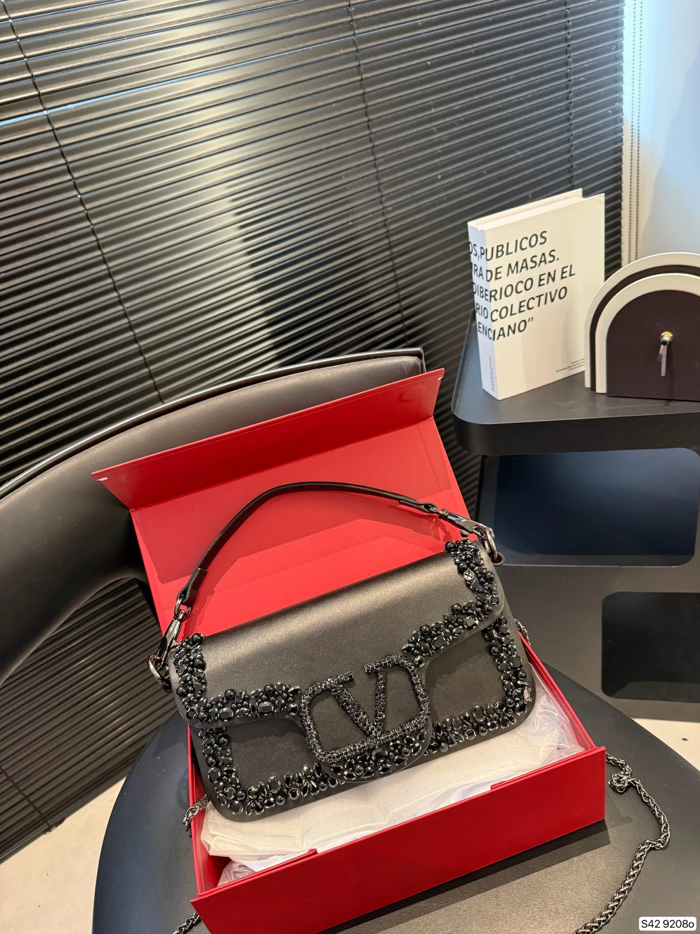P520 comes with a folding box. This time Valentino has really stepped up its game. It is favored by celebrities from all walks of life ~ The simple design is not only full of art but also exquisite. Premium size: 25 15 Item No. 9208