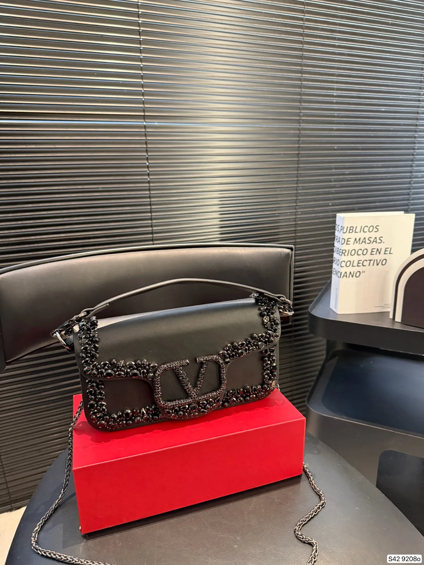 P520 comes with a folding box. This time Valentino has really stepped up its game. It is favored by celebrities from all walks of life ~ The simple design is not only full of art but also exquisite. Premium size: 25 15 Item No. 9208