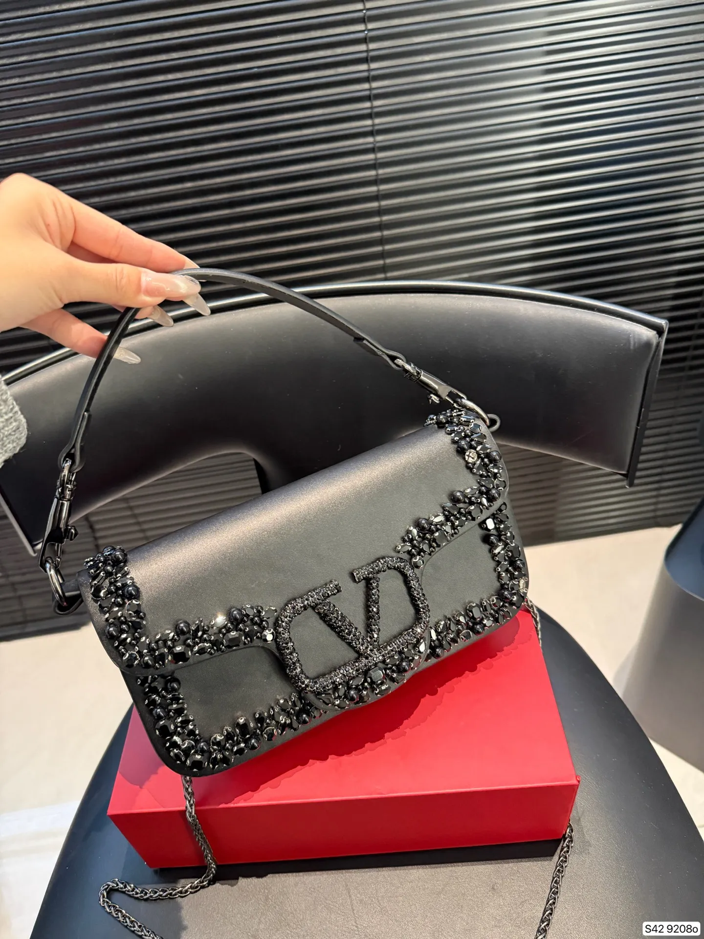 P520 comes with a folding box. This time Valentino has really stepped up its game. It is favored by celebrities from all walks of life ~ The simple design is not only full of art but also exquisite. Premium size: 25 15 Item No. 9208
