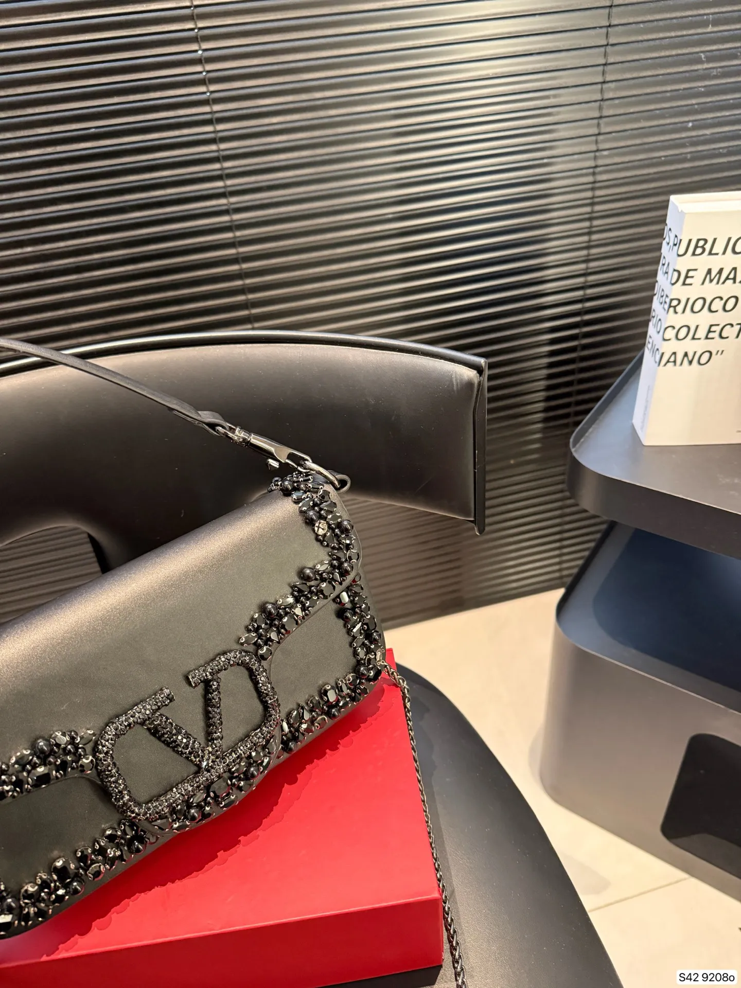 P520 comes with a folding box. This time Valentino has really stepped up its game. It is favored by celebrities from all walks of life ~ The simple design is not only full of art but also exquisite. Premium size: 25 15 Item No. 9208