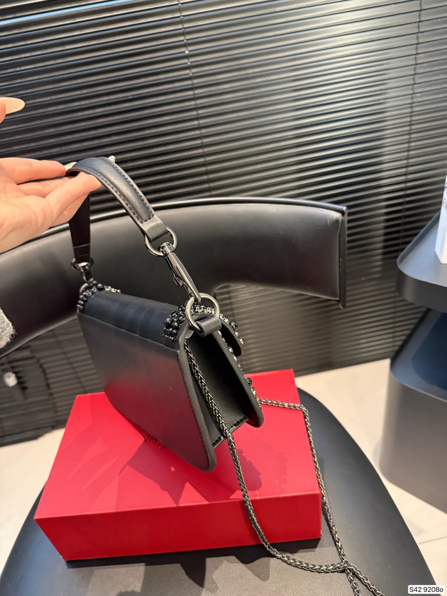 P520 comes with a folding box. This time Valentino has really stepped up its game. It is favored by celebrities from all walks of life ~ The simple design is not only full of art but also exquisite. Premium size: 25 15 Item No. 9208
