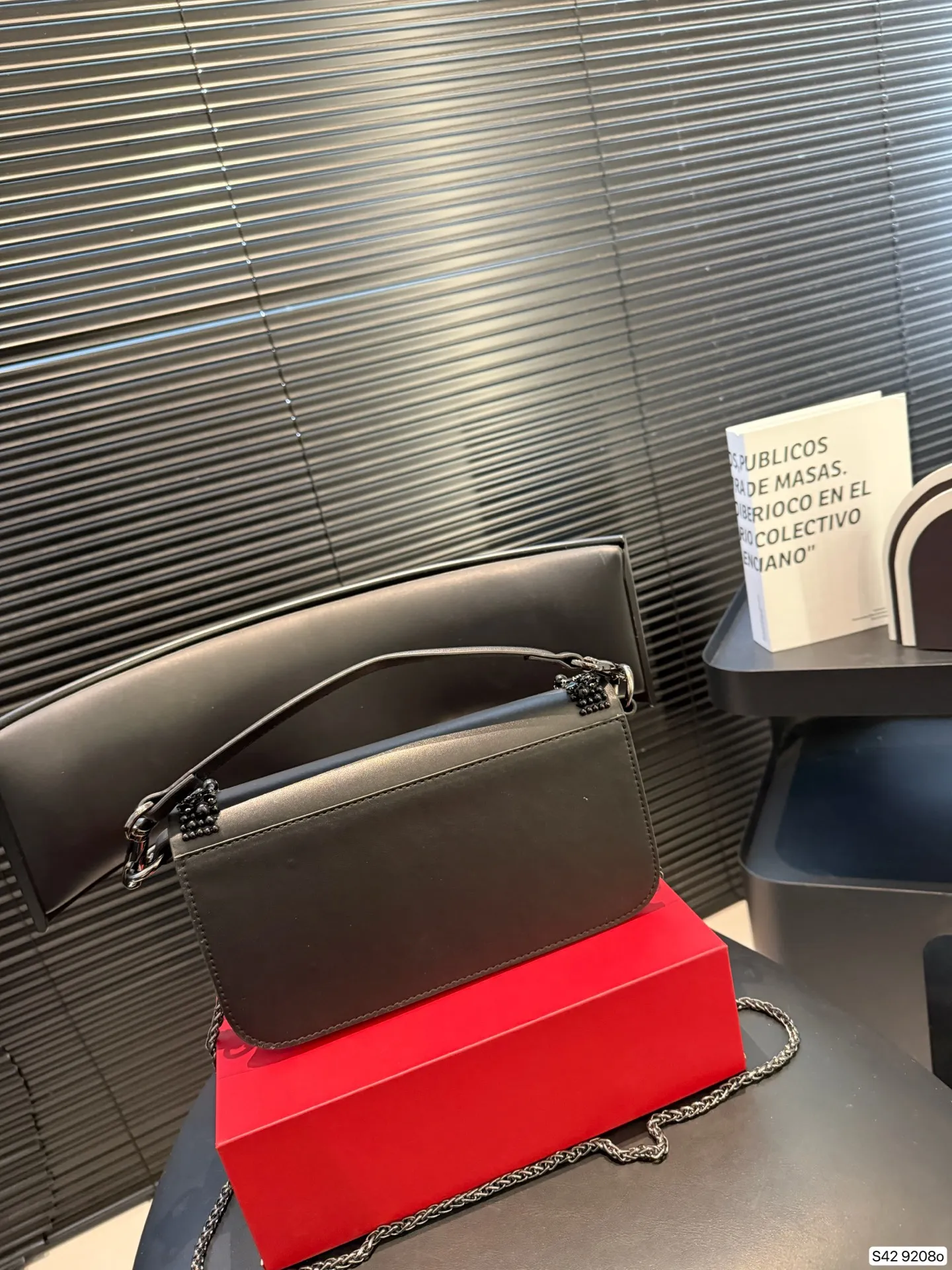 P520 comes with a folding box. This time Valentino has really stepped up its game. It is favored by celebrities from all walks of life ~ The simple design is not only full of art but also exquisite. Premium size: 25 15 Item No. 9208