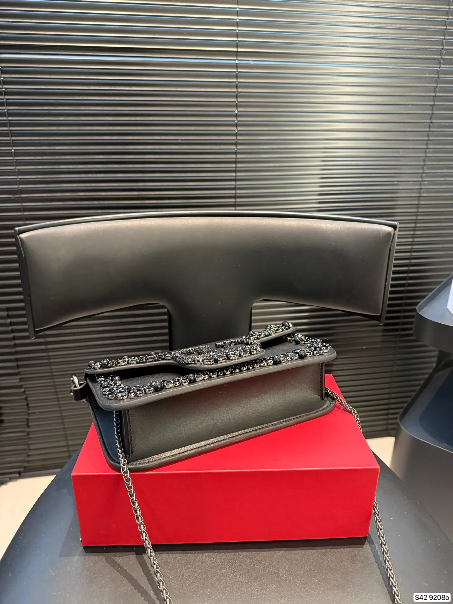 P520 comes with a folding box. This time Valentino has really stepped up its game. It is favored by celebrities from all walks of life ~ The simple design is not only full of art but also exquisite. Premium size: 25 15 Item No. 9208