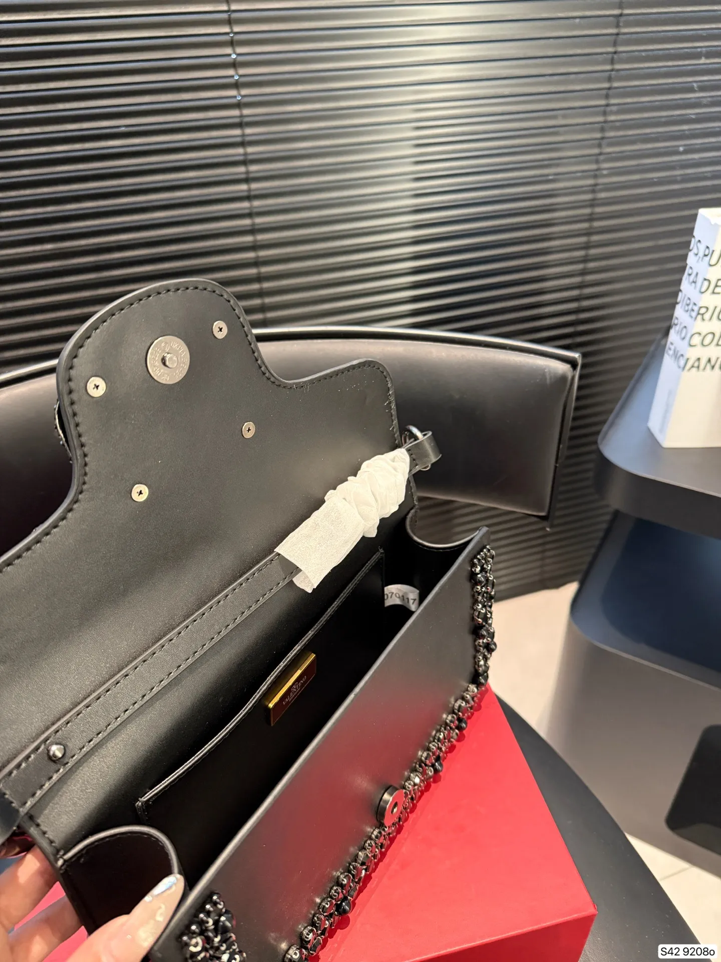P520 comes with a folding box. This time Valentino has really stepped up its game. It is favored by celebrities from all walks of life ~ The simple design is not only full of art but also exquisite. Premium size: 25 15 Item No. 9208
