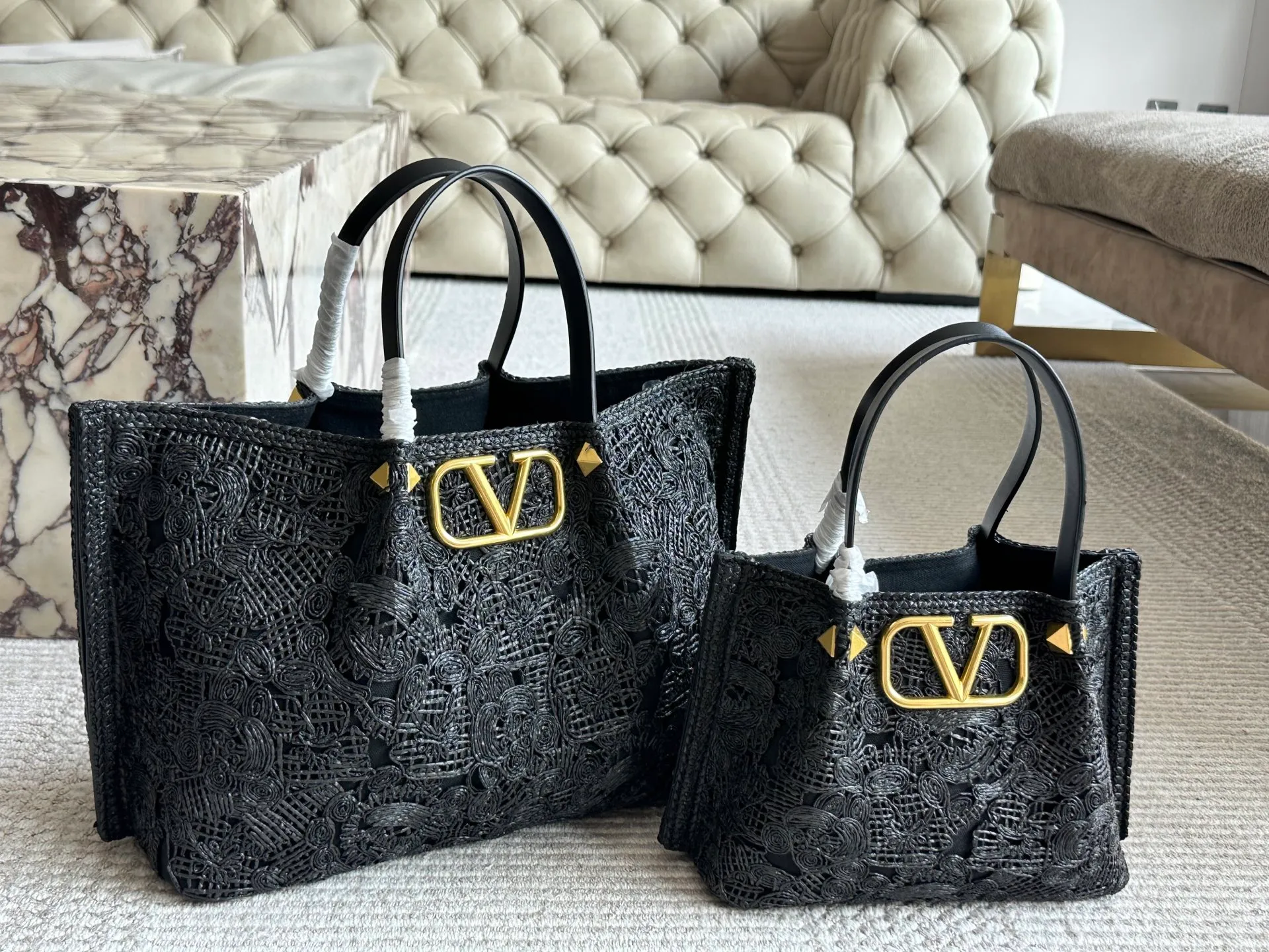 ¥680, ¥600 Valentino’s popular model at the counter. Playful and super personality, whoever wears it looks better. Can’t conceal the foreign style. Exquisite wiring. Color matching is very distinctive. Very versatile and can be matched with daily life. Casual and playful with a little bit of a lady style. It will definitely become a super popular style in the new year, spring and summer. ♥️Size 38 25cm/ 26 19cm