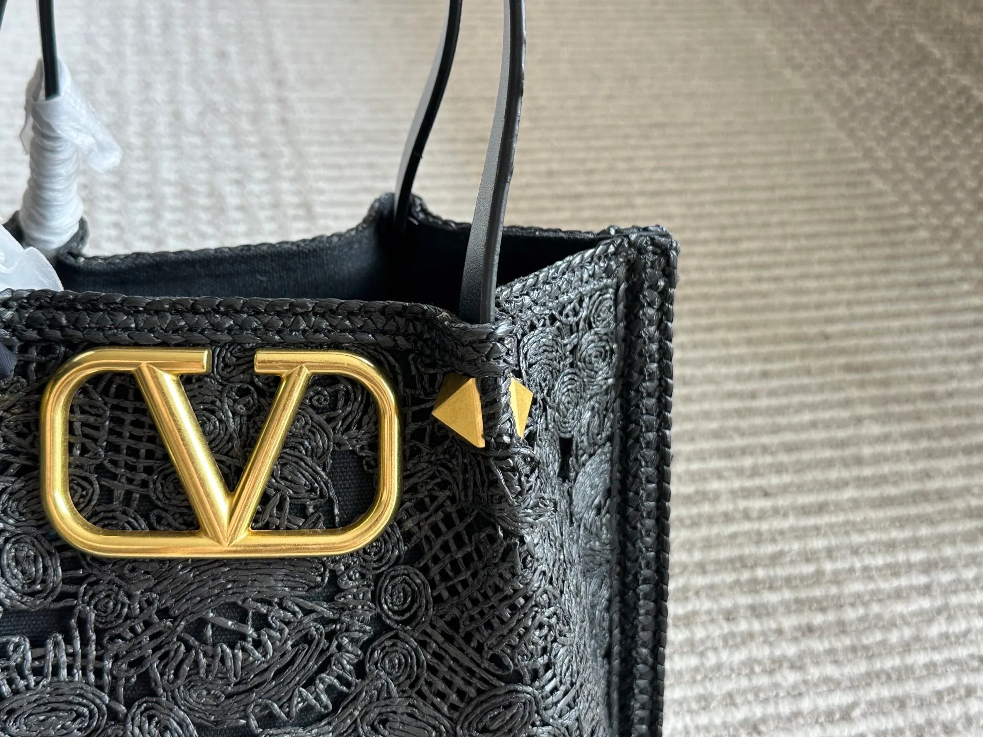 ¥680, ¥600 Valentino’s popular model at the counter. Playful and super personality, whoever wears it looks better. Can’t conceal the foreign style. Exquisite wiring. Color matching is very distinctive. Very versatile and can be matched with daily life. Casual and playful with a little bit of a lady style. It will definitely become a super popular style in the new year, spring and summer. ♥️Size 38 25cm/ 26 19cm