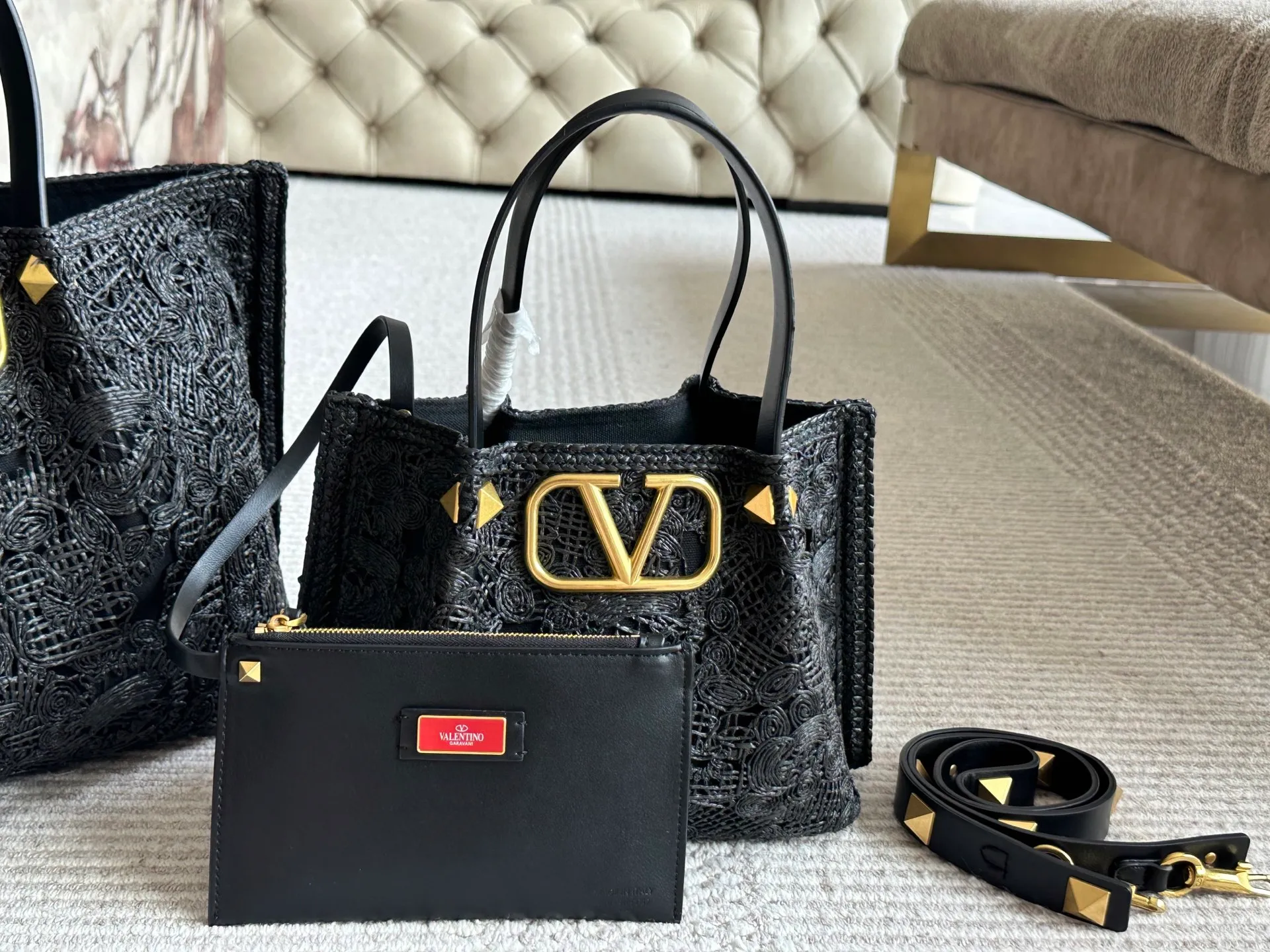 ¥680, ¥600 Valentino’s popular model at the counter. Playful and super personality, whoever wears it looks better. Can’t conceal the foreign style. Exquisite wiring. Color matching is very distinctive. Very versatile and can be matched with daily life. Casual and playful with a little bit of a lady style. It will definitely become a super popular style in the new year, spring and summer. ♥️Size 38 25cm/ 26 19cm