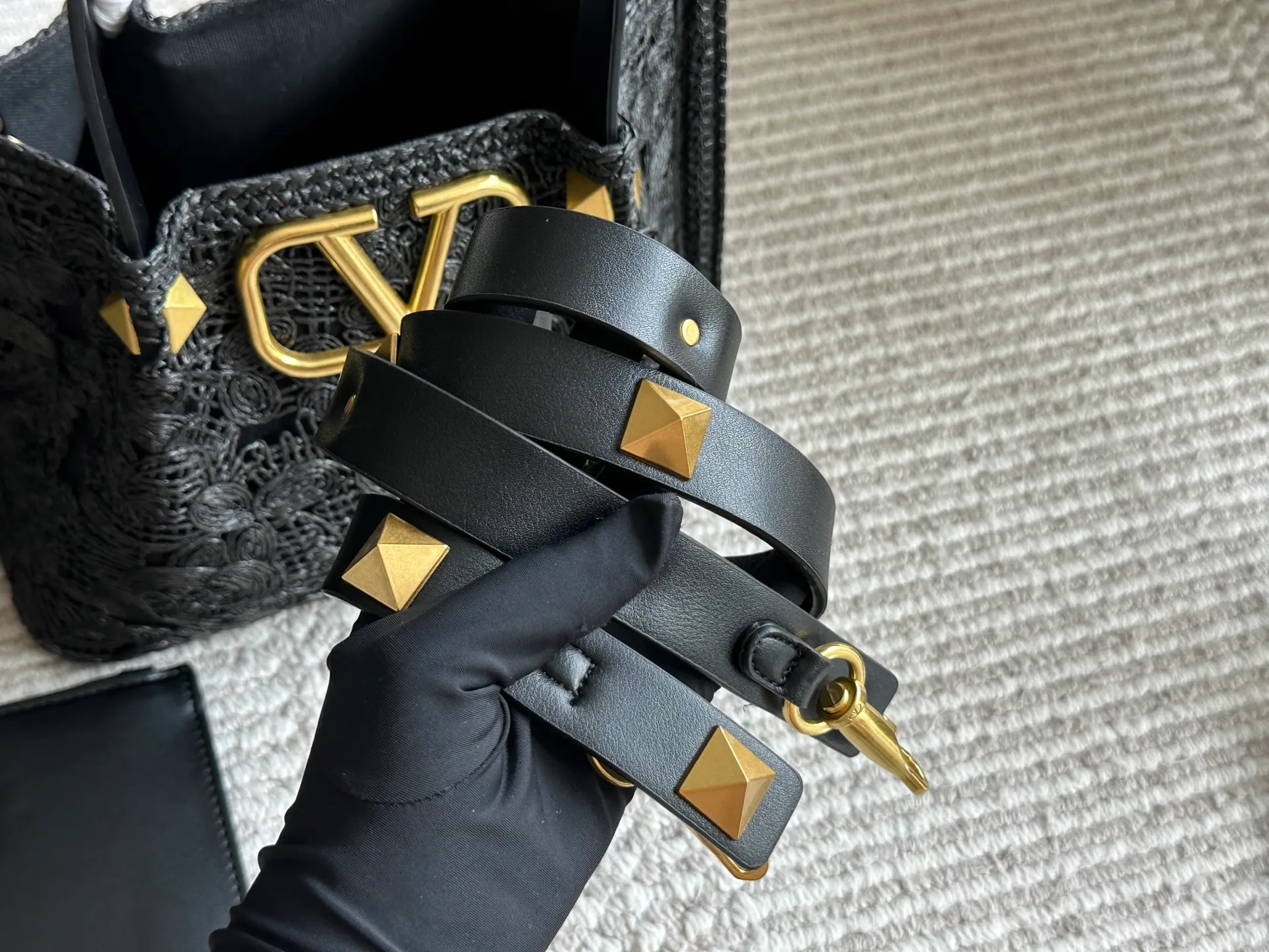 ¥680, ¥600 Valentino’s popular model at the counter. Playful and super personality, whoever wears it looks better. Can’t conceal the foreign style. Exquisite wiring. Color matching is very distinctive. Very versatile and can be matched with daily life. Casual and playful with a little bit of a lady style. It will definitely become a super popular style in the new year, spring and summer. ♥️Size 38 25cm/ 26 19cm