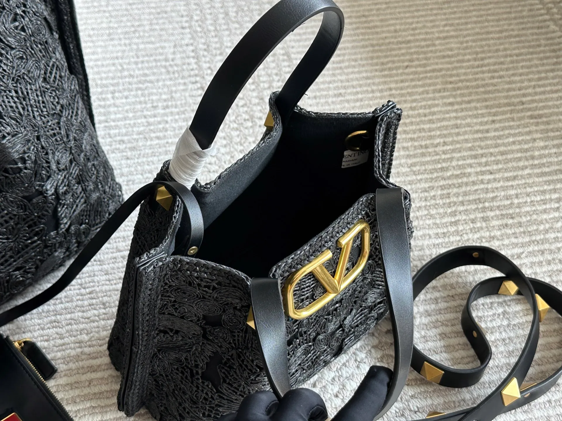 ¥680, ¥600 Valentino’s popular model at the counter. Playful and super personality, whoever wears it looks better. Can’t conceal the foreign style. Exquisite wiring. Color matching is very distinctive. Very versatile and can be matched with daily life. Casual and playful with a little bit of a lady style. It will definitely become a super popular style in the new year, spring and summer. ♥️Size 38 25cm/ 26 19cm