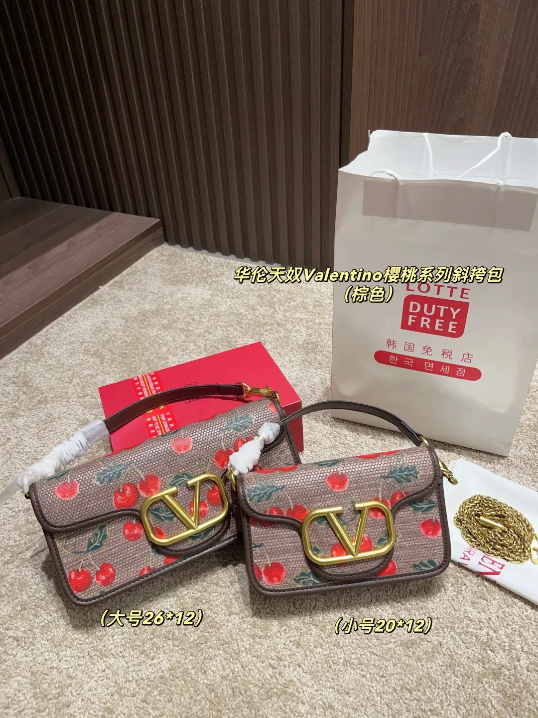 Large p350 with box ⚠️ size 26.12 Small p340 with box ⚠️ size 20.12 Valentino Cherry Series Crossbody Bag Spring and Summer Series, rich colors, complex patterns and multi-layered materials create a strong visual impact. Freen is easy to control, elegant and sexy ~ conveying the romance and vitality of spring and summer, injecting new vitality into the brand!