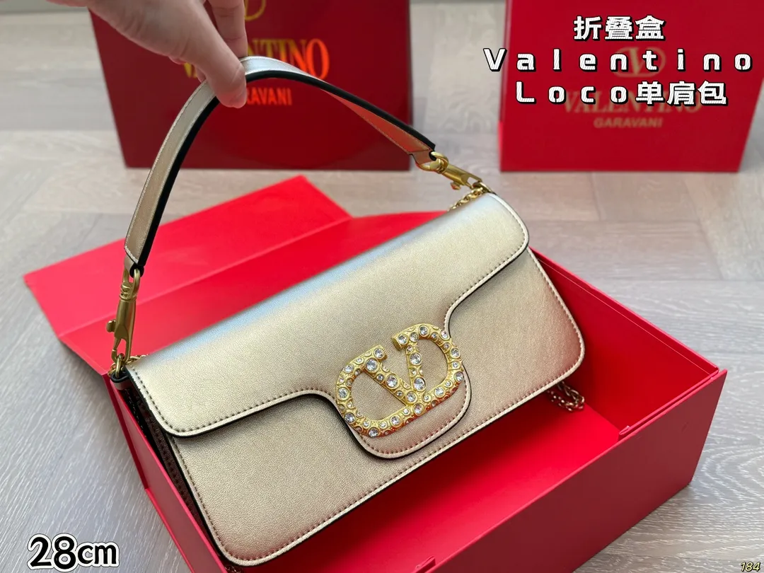 6️⃣Color Large Size ¥310 Folding Box Valentino Loco Shoulder Bag Overflowing with a sense of luxury. This look is very versatile. No matter how you carry it, there is no pressure. Which girl can refuse such a beautiful bag? Size: Large 28 13
