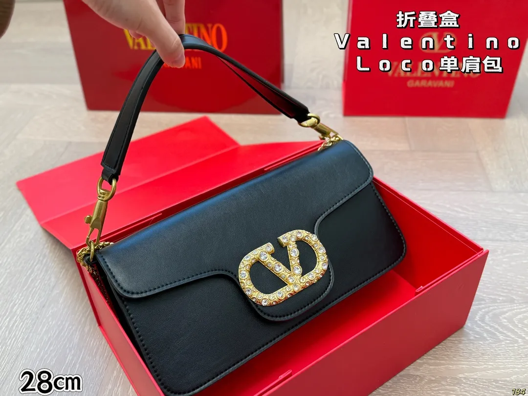 6️⃣Color Large Size ¥310 Folding Box Valentino Loco Shoulder Bag Overflowing with a sense of luxury. This look is very versatile. No matter how you carry it, there is no pressure. Which girl can refuse such a beautiful bag? Size: Large 28 13
