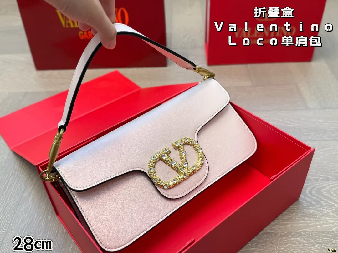 6️⃣Color Large Size ¥310 Folding Box Valentino Loco Shoulder Bag Overflowing with a sense of luxury. This look is very versatile. No matter how you carry it, there is no pressure. Which girl can refuse such a beautiful bag? Size: Large 28 13