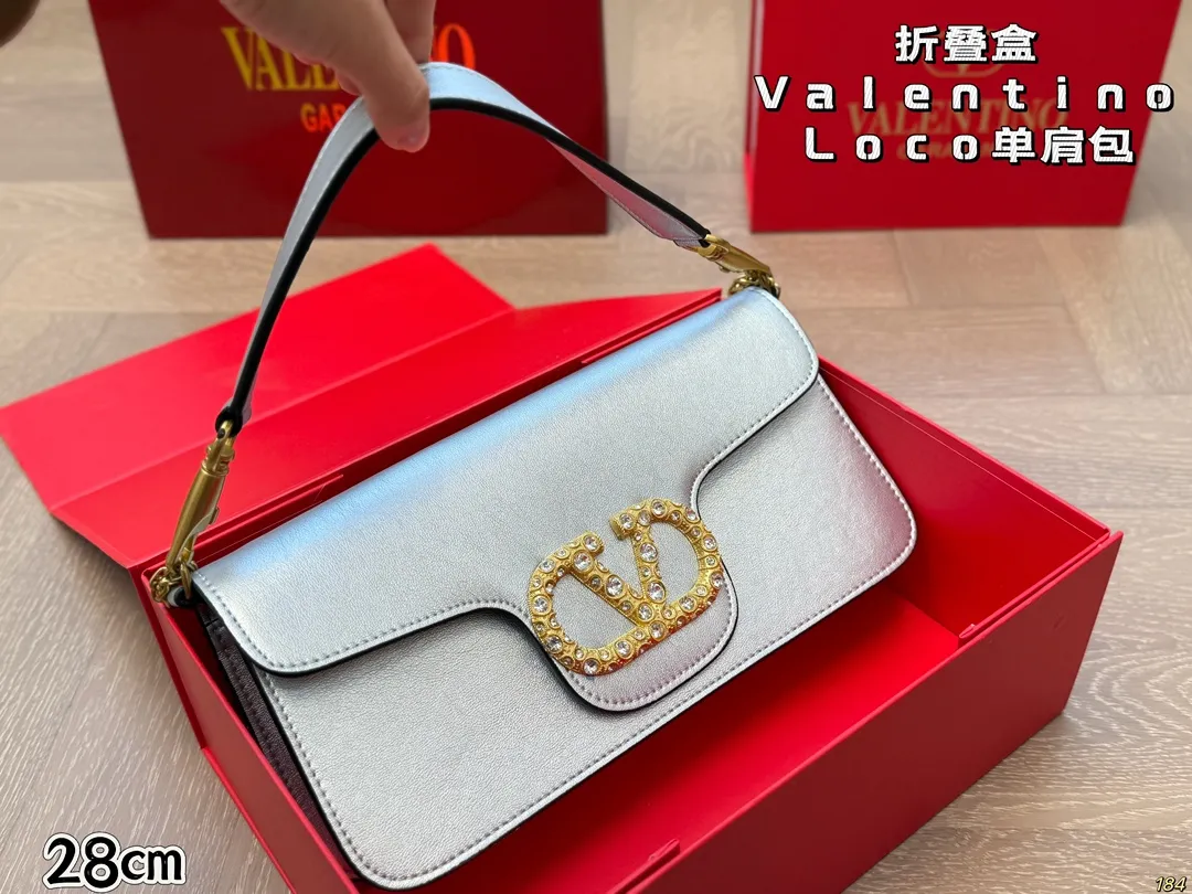 6️⃣Color Large Size ¥310 Folding Box Valentino Loco Shoulder Bag Overflowing with a sense of luxury. This look is very versatile. No matter how you carry it, there is no pressure. Which girl can refuse such a beautiful bag? Size: Large 28 13