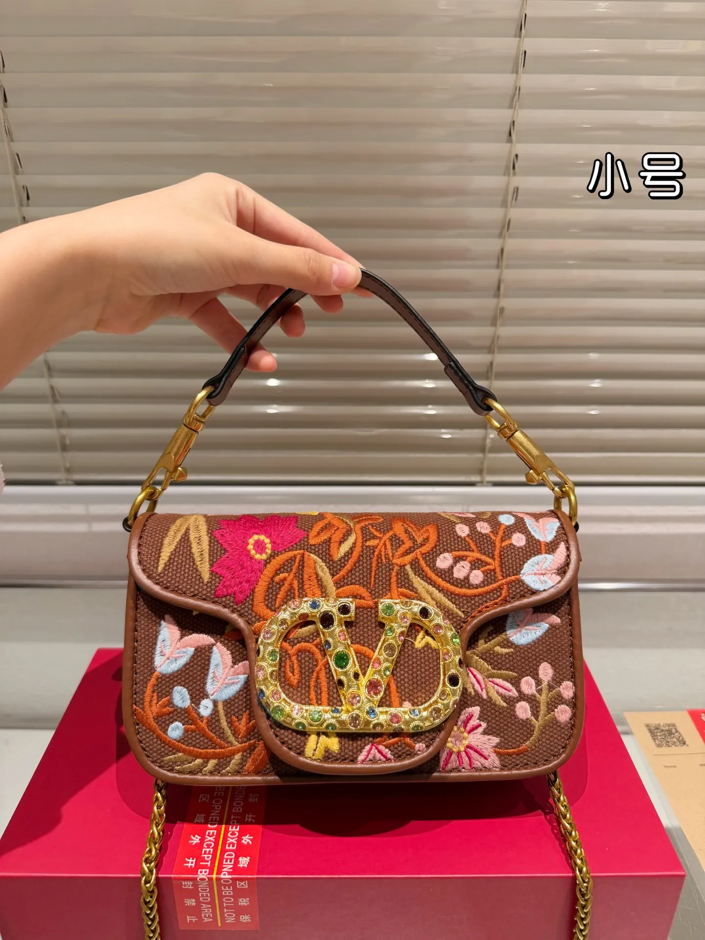 Small P390 with box⚠️Size 20*11 Valentino embroidered chain bag Unlock fashion charm Salt or sweet The most beautiful girl on the street