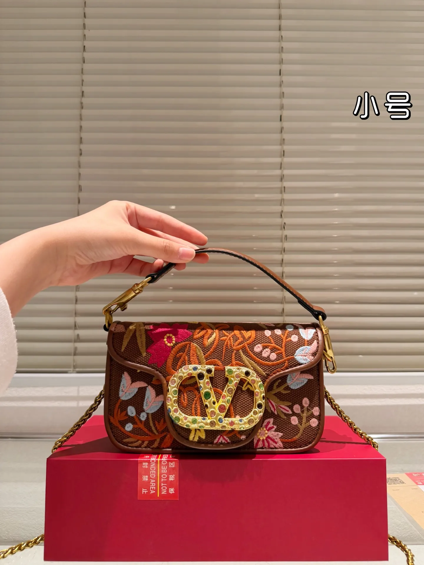 Small P390 with box⚠️Size 20*11 Valentino embroidered chain bag Unlock fashion charm Salt or sweet The most beautiful girl on the street