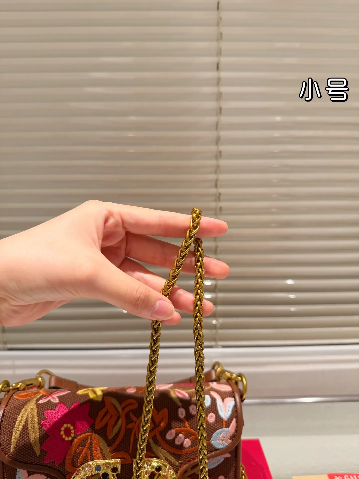 Small P390 with box⚠️Size 20*11 Valentino embroidered chain bag Unlock fashion charm Salt or sweet The most beautiful girl on the street