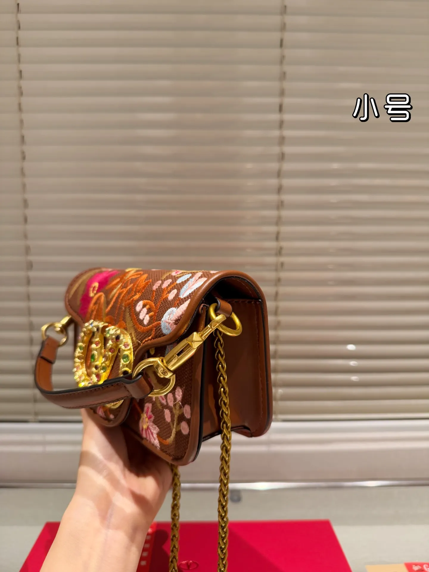 Small P390 with box⚠️Size 20*11 Valentino embroidered chain bag Unlock fashion charm Salt or sweet The most beautiful girl on the street