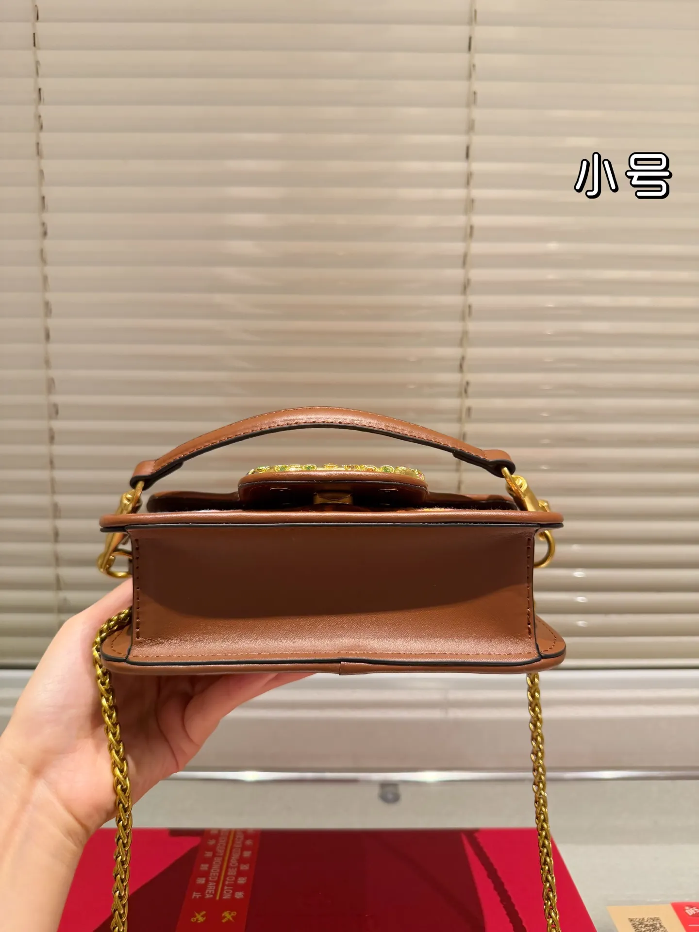 Small P390 with box⚠️Size 20*11 Valentino embroidered chain bag Unlock fashion charm Salt or sweet The most beautiful girl on the street