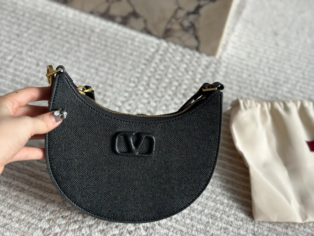 P350 Folding gift box Valentino Valentino Loco A must-have for beautiful fairies. It’s also so pretty. Hand-held shoulder bag Unlocks fashion charm. Can be salty or sweet. The most beautiful girl on the street. Size 20 13cm