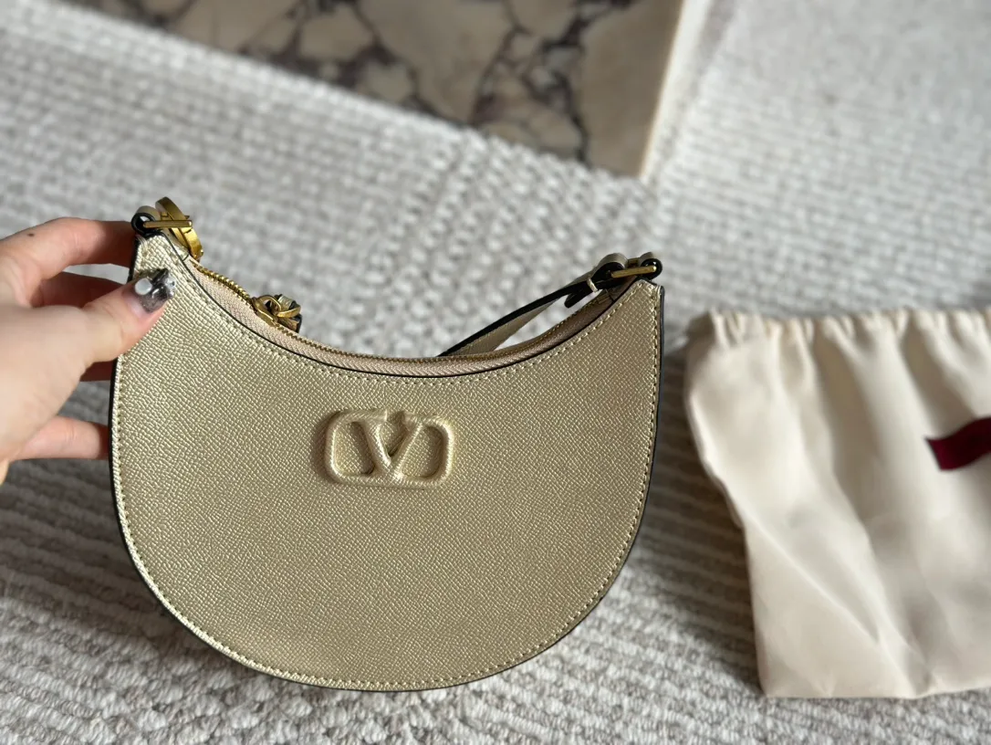 P350 Folding gift box Valentino Valentino Loco A must-have for beautiful fairies. It’s also so pretty. Hand-held shoulder bag Unlocks fashion charm. Can be salty or sweet. The most beautiful girl on the street. Size 20 13cm