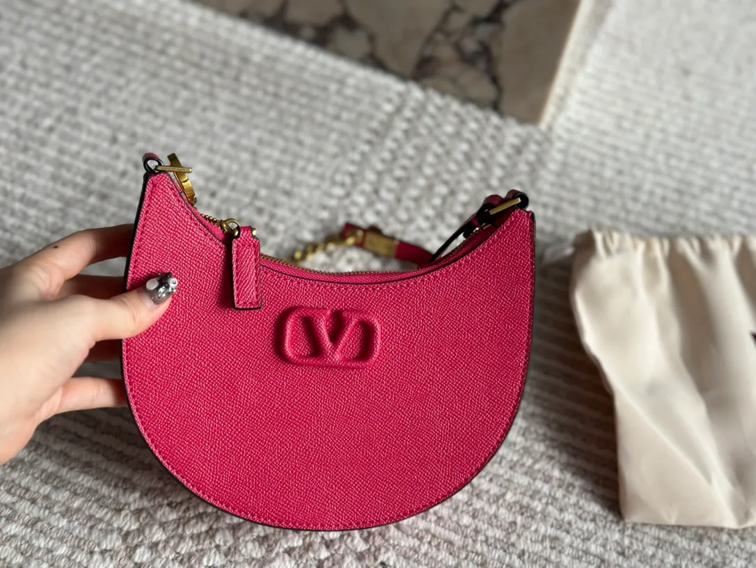 P350 Folding gift box Valentino Valentino Loco A must-have for beautiful fairies. It’s also so pretty. Hand-held shoulder bag Unlocks fashion charm. Can be salty or sweet. The most beautiful girl on the street. Size 20 13cm
