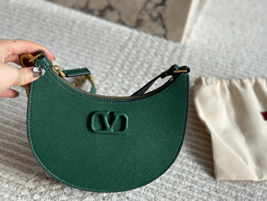 P350 Folding gift box Valentino Valentino Loco A must-have for beautiful fairies. It’s also so pretty. Hand-held shoulder bag Unlocks fashion charm. Can be salty or sweet. The most beautiful girl on the street. Size 20 13cm