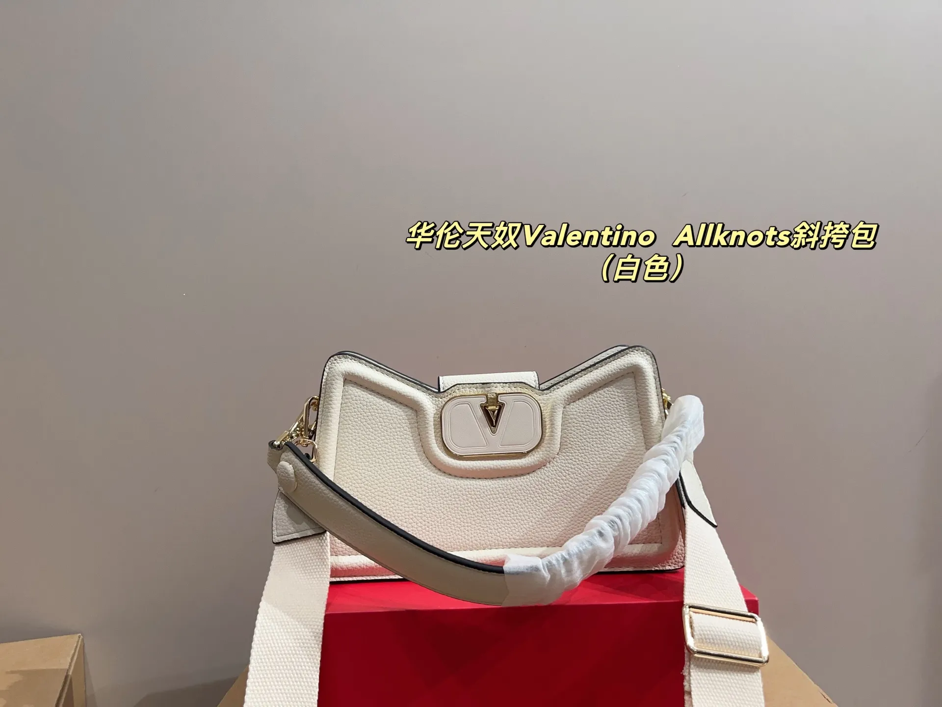 p300 with folding box ⚠️Size 26.11 Valentino Allknots crossbody bag Exquisite and beautiful High-end elegance Very easy to control, no matter the clothes or seasons Can be used all year round