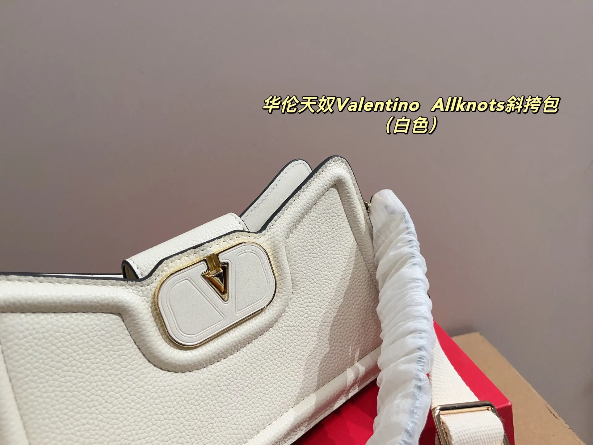 p300 with folding box ⚠️Size 26.11 Valentino Allknots crossbody bag Exquisite and beautiful High-end elegance Very easy to control, no matter the clothes or seasons Can be used all year round