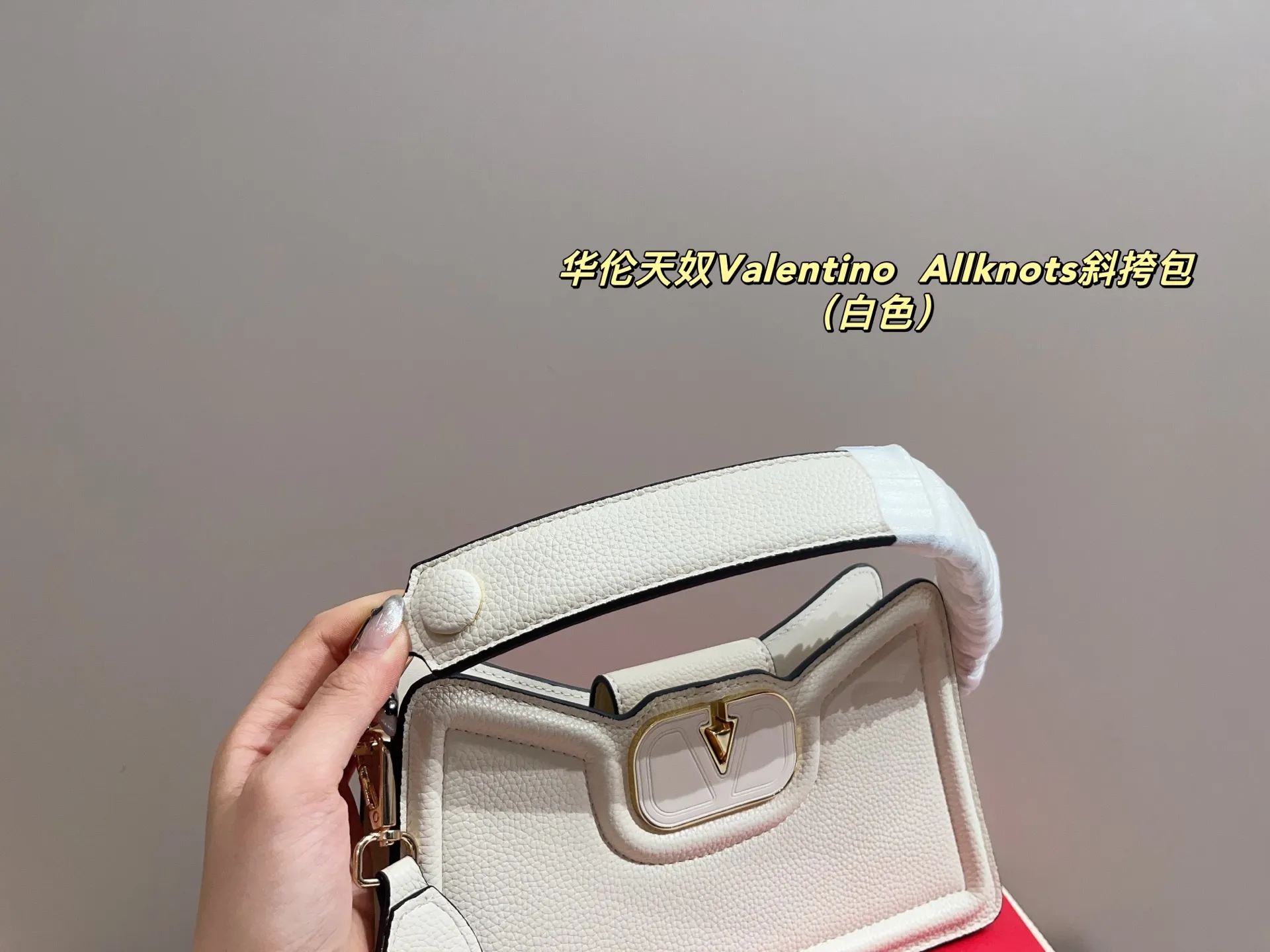 p300 with folding box ⚠️Size 26.11 Valentino Allknots crossbody bag Exquisite and beautiful High-end elegance Very easy to control, no matter the clothes or seasons Can be used all year round