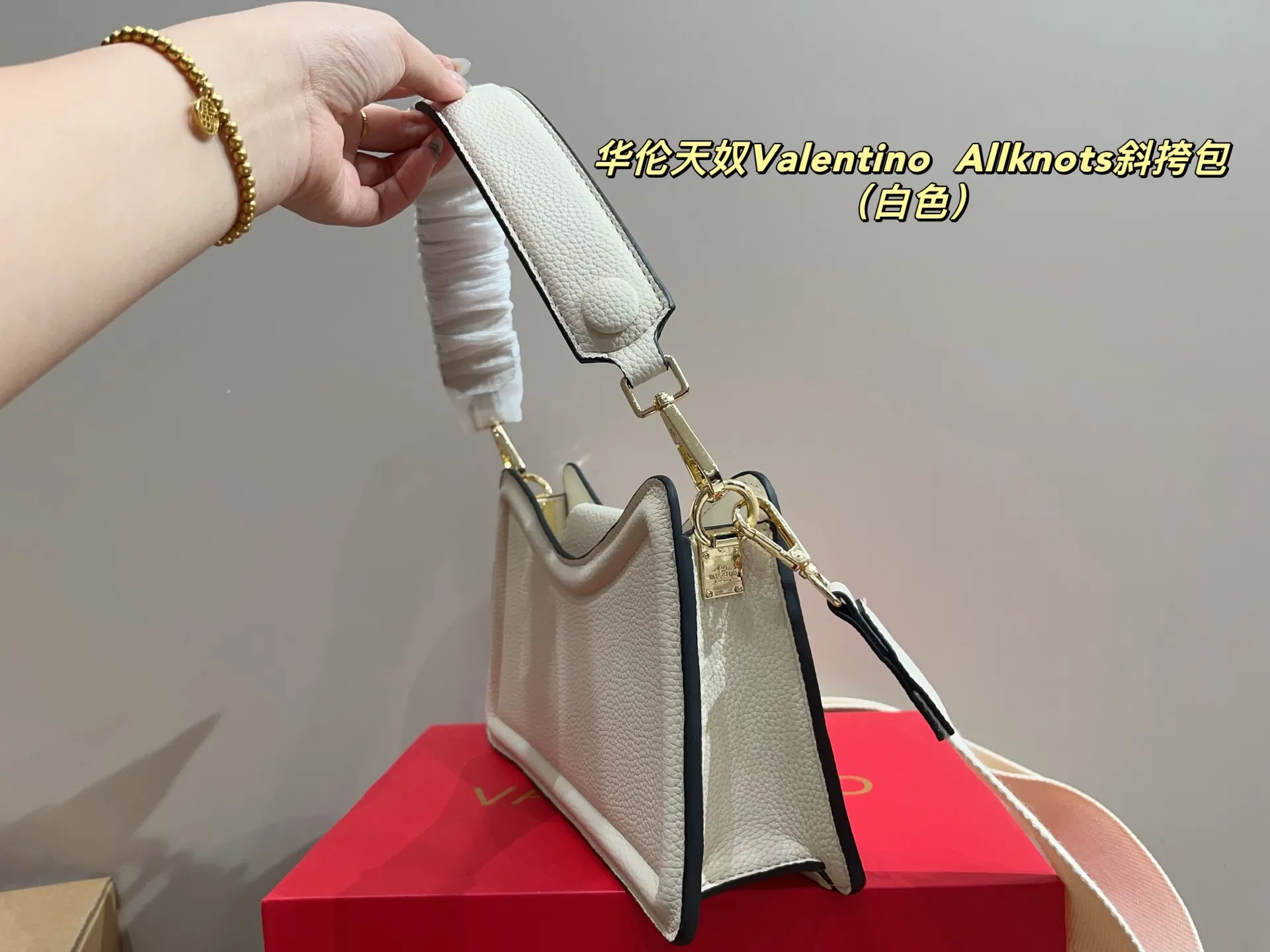 p300 with folding box ⚠️Size 26.11 Valentino Allknots crossbody bag Exquisite and beautiful High-end elegance Very easy to control, no matter the clothes or seasons Can be used all year round