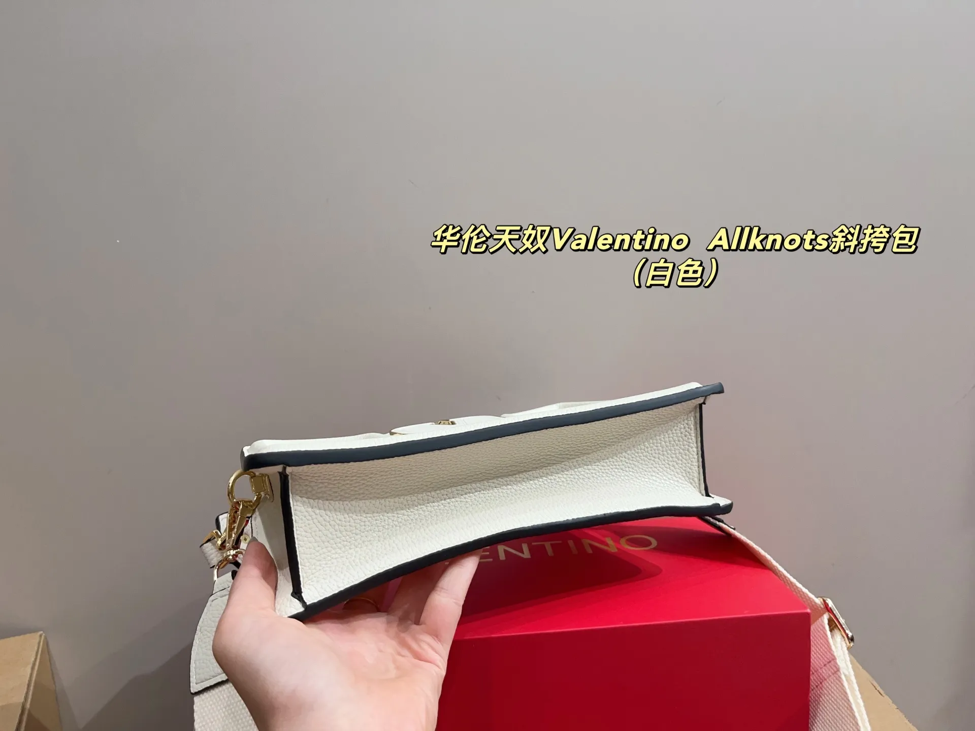 p300 with folding box ⚠️Size 26.11 Valentino Allknots crossbody bag Exquisite and beautiful High-end elegance Very easy to control, no matter the clothes or seasons Can be used all year round