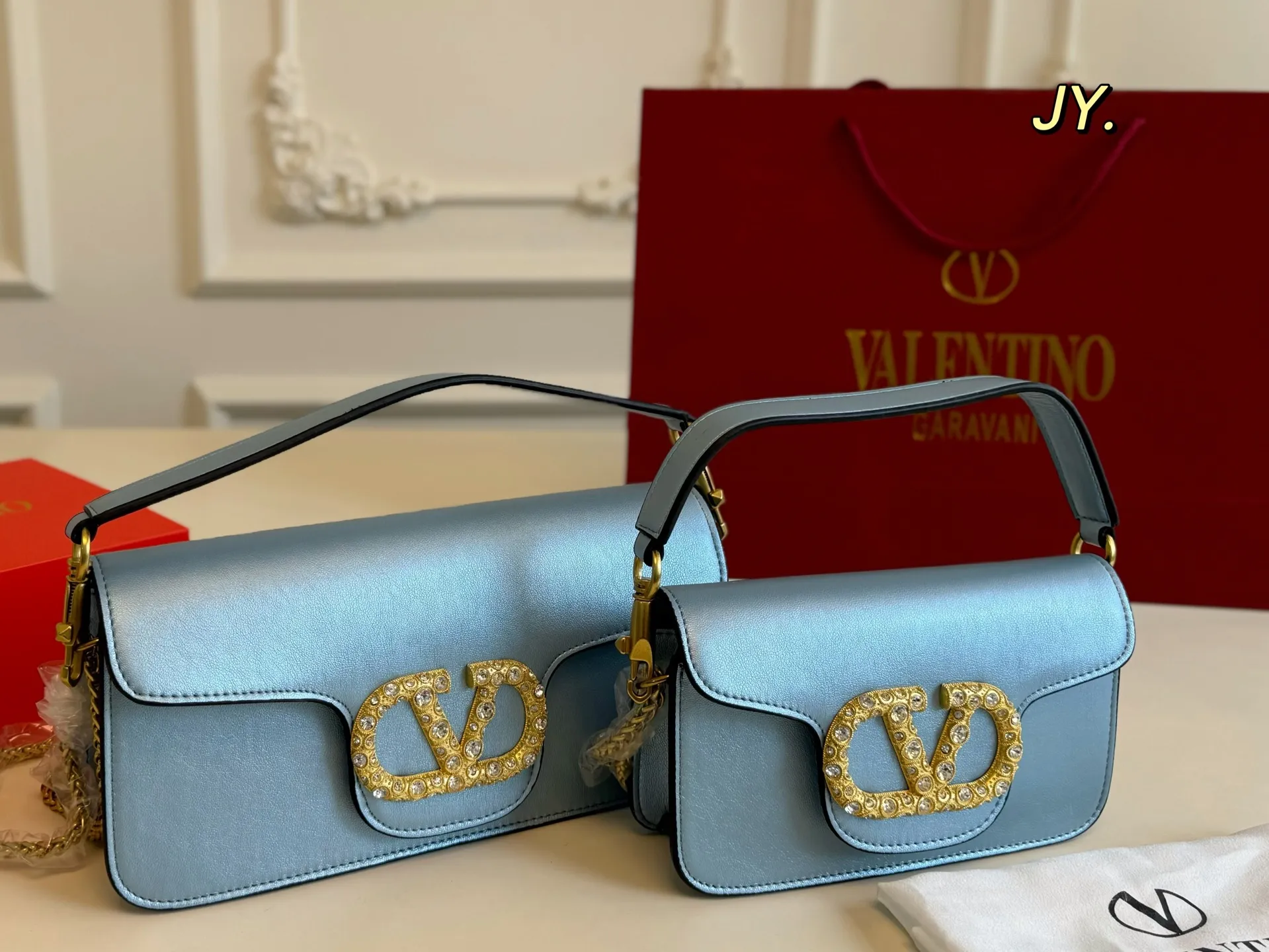 P310 large size P300 small size (folding box) size: 27×13 large size 20×12 small size VALENTINO Valentino chain baguette bag💕 Unique shape and super fashion sense! The large VLogo is studded with rhinestones ✨ Sparkling and charming like gems ❗️ Wear it on your back and easily achieve a high-end look💗