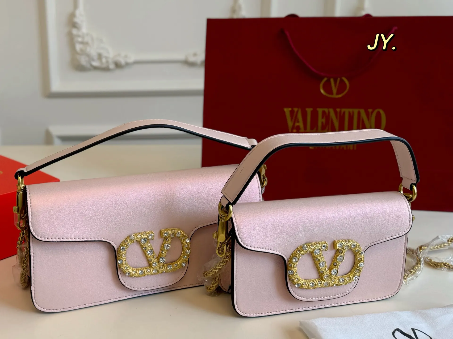 P310 large size P300 small size (folding box) size: 27×13 large size 20×12 small size VALENTINO Valentino chain baguette bag💕 Unique shape and super fashion sense! The large VLogo is studded with rhinestones ✨ Sparkling and charming like gems ❗️ Wear it on your back and easily achieve a high-end look💗
